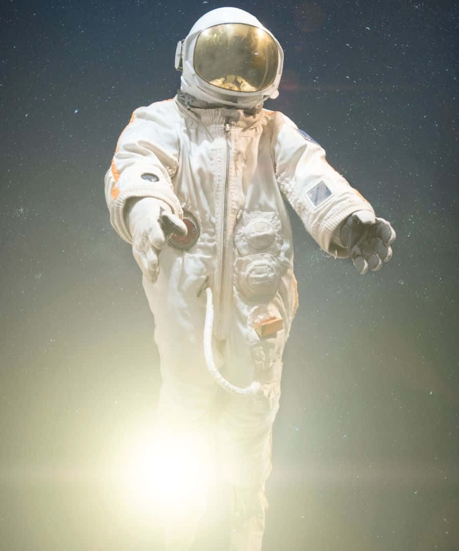 1080p 桌布 壁紙 — 一名穿著白色太空衣的太空人漂浮在繁星點點的虛空中，背後有明亮的光源。