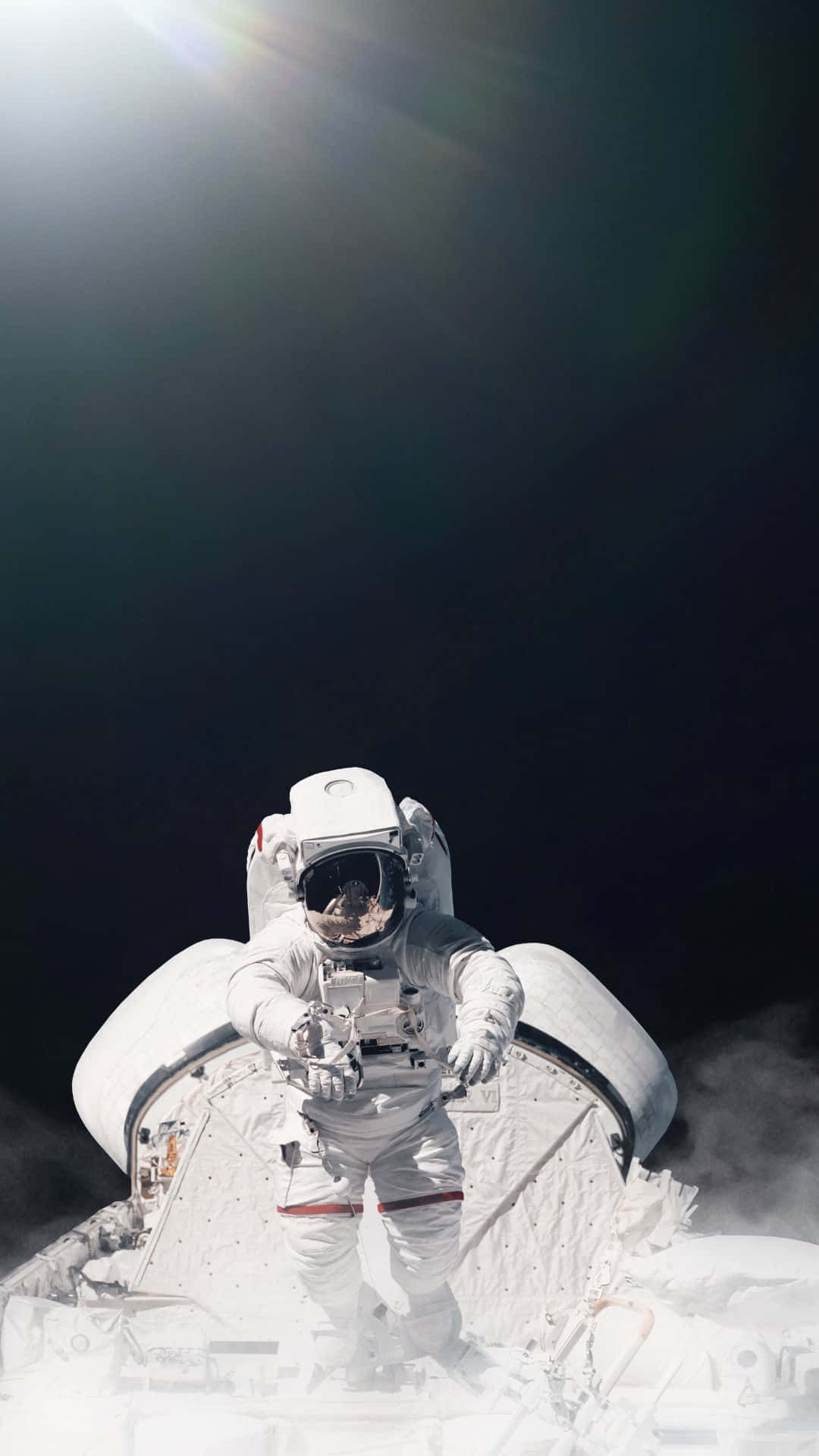 Live Space 桌布 壁紙 — 一名穿著白色太空衣的太空人站在月球模組上，背景是沒有星星的黑色天空，頭頂有明亮的太陽耀斑。