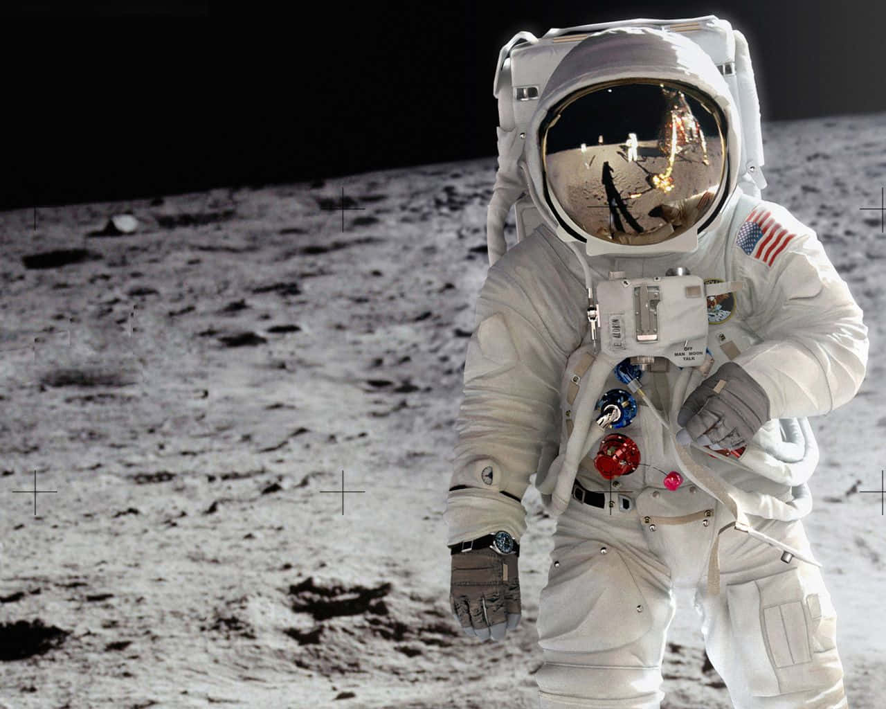 Astronaut Desktop 桌布 壁紙 — 一名穿著白色太空衣的太空人站在月球灰色的表面上，頭盔反射中可見地球。