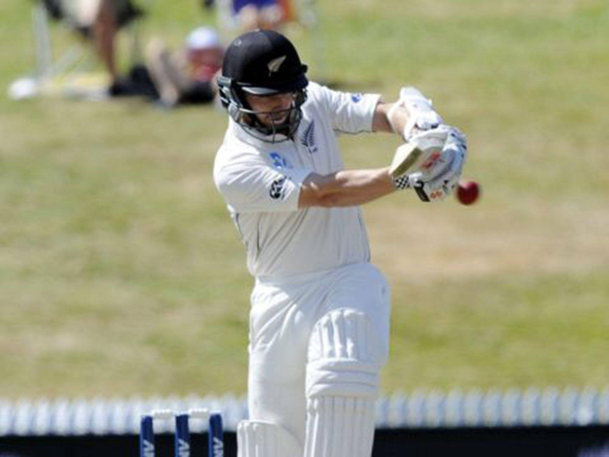 kane williamson 桌布 壁紙 — 一名穿著白色球衣的板球擊球手在陽光明媚的日間比賽中，在草地上揮動球棒擊打紅色球。
