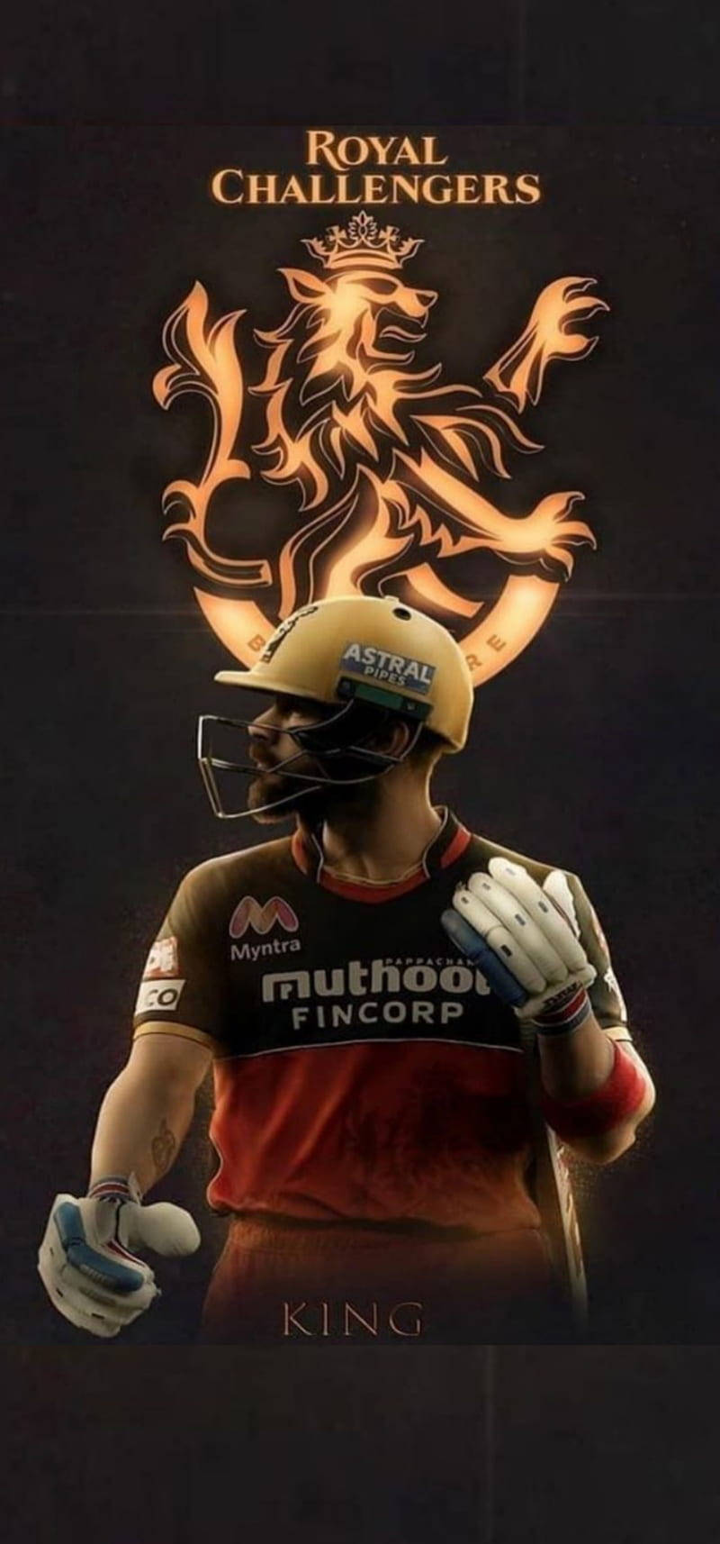 royal challengers bangalore 桌布 壁紙 — 一名穿著皇家挑戰者班加羅爾球衣的板球運動員站在發光的獅子徽章前，下方有「KING」字樣。