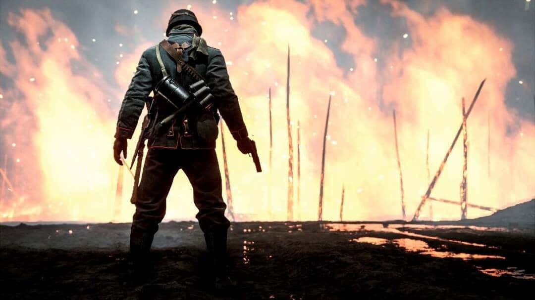 soldier 桌布 壁紙 — 一名穿著第一次世界大戰裝備的士兵獨自站在泥濘的戰場上，身後發生巨大爆炸。