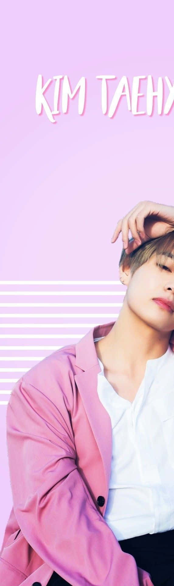 BTS V 動圖 桌布 壁紙 — 一名穿著粉紅色西裝外套的年輕男子在帶有白色條紋的粉彩色粉紅色背景前擺姿勢，他的名字寫在上面。