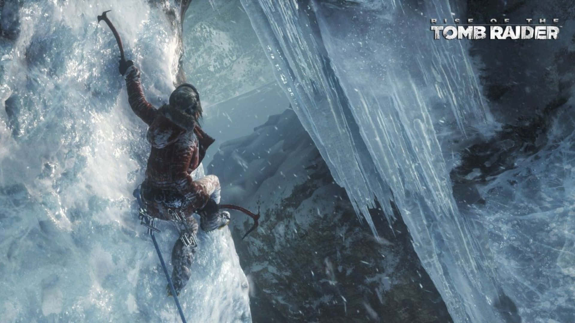 Lara Croft 桌布 壁紙 — 一名穿著紅色裝備的攀岩者，在雪山背景下，用冰斧和繩索攀登陡峭的冰崖。
