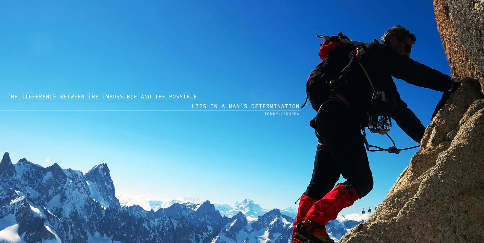 Motivation 桌布 壁紙 — 一名穿著紅色靴子的攀岩者，在廣闊的藍天和下方積雪的山峰襯托下，攀爬著陽光照耀的岩壁。