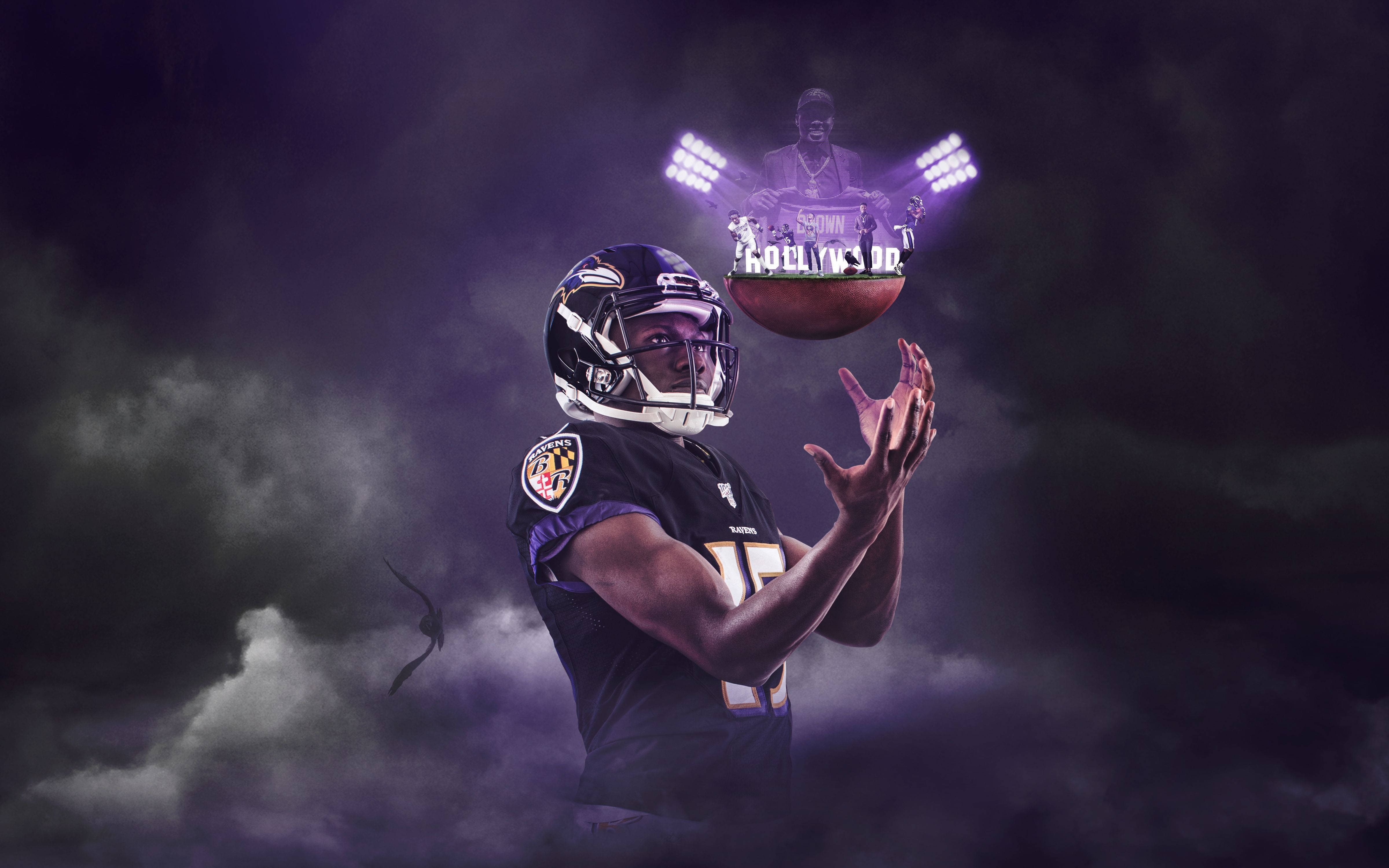 Ravens 桌布 壁紙 — 一名穿著紫色球衣的美式足球員在暴風雨的紫色天空下接住一個發光的橄欖球，上方有一個全息教練。