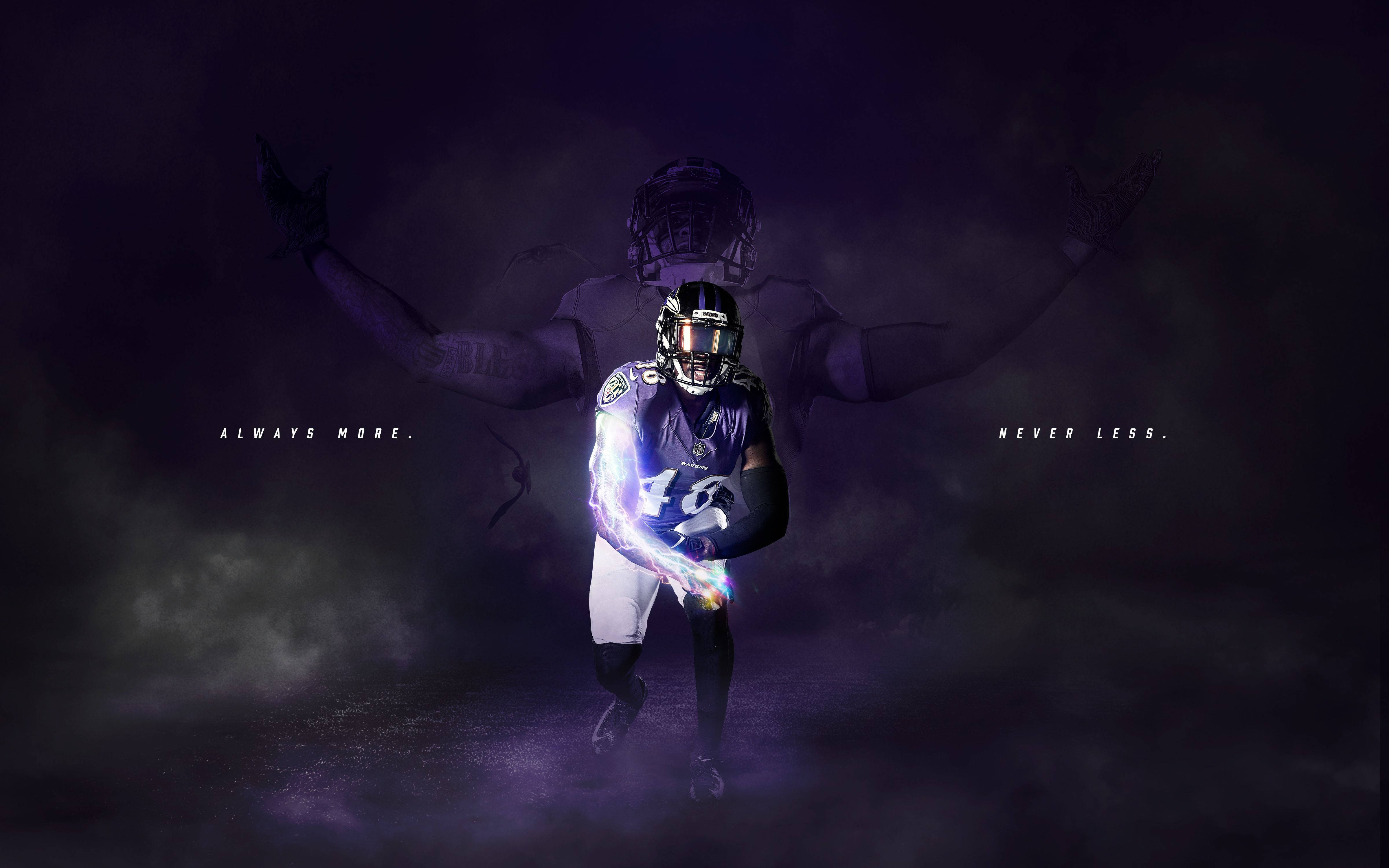 Ravens 桌布 壁紙 — 一名穿著紫色球衣的足球運動員在黑暗煙霧背景中向前奔跑，伴隨著發光的能量效果。