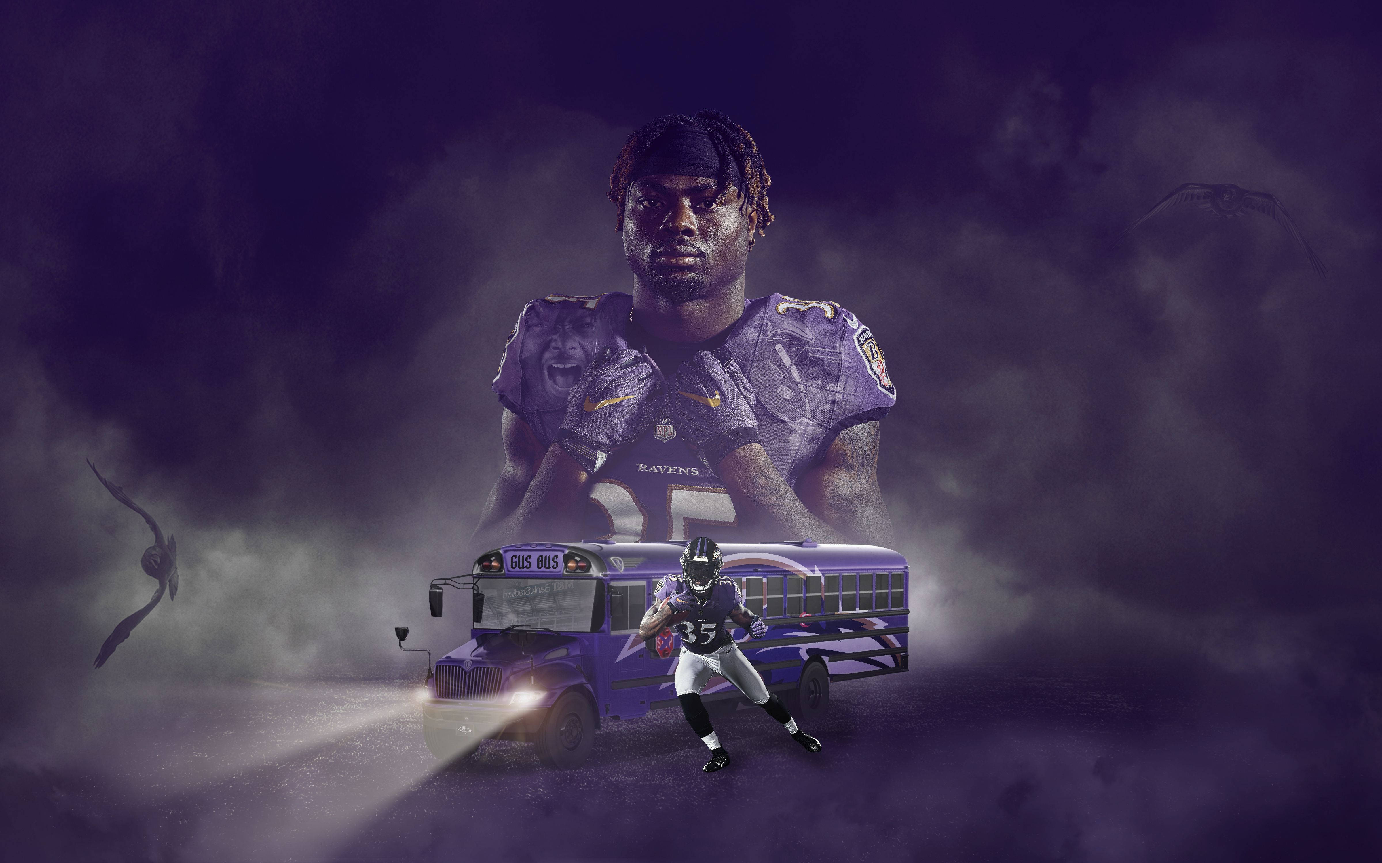 Ravens 桌布 壁紙 — 一名穿著紫色裝備的足球員站在一輛發光的紫色巴士前，背景是迷霧黑暗的場景，後面有一個幽靈般的身影。