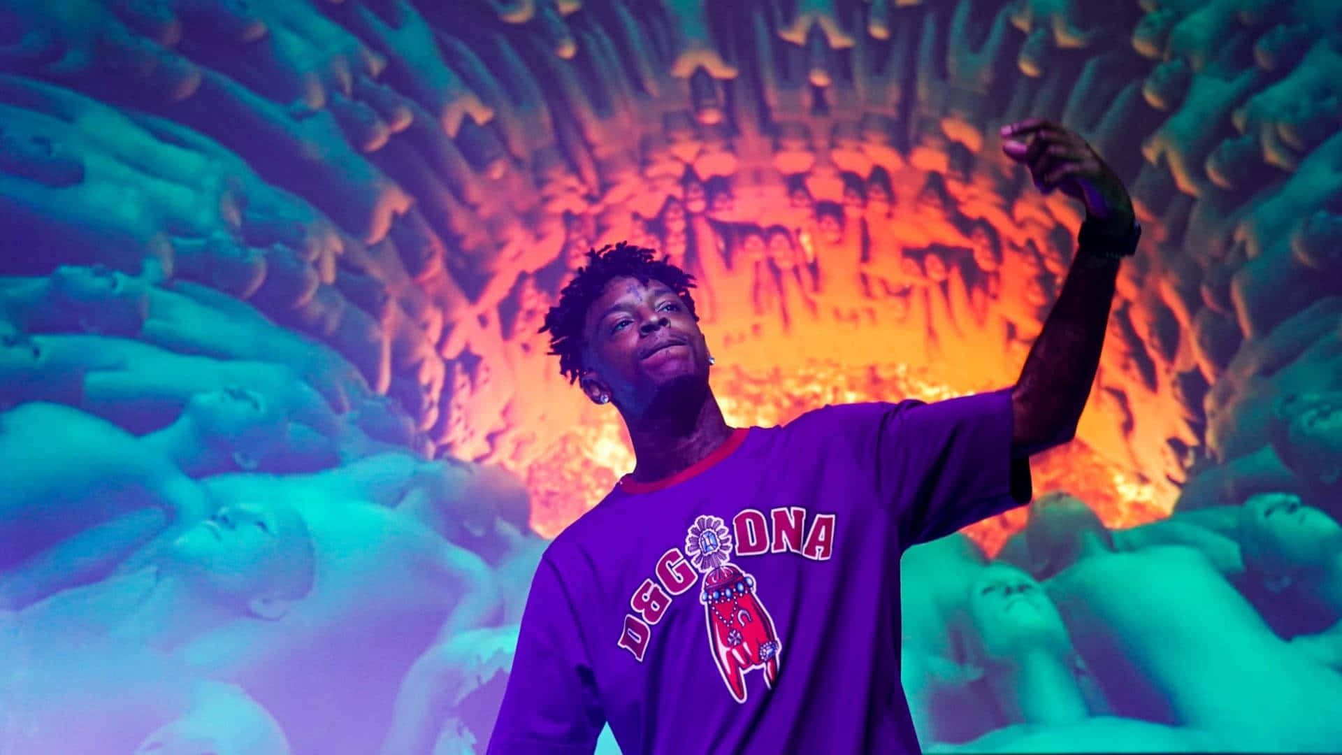 21 Savage 桌布 壁紙 — 一名穿著紫色襯衫的男子自信地站立，一隻手臂舉起，背景是超現實的發光橙色和藍綠色人物。