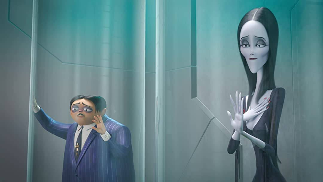 The Addams Family 2 桌布 壁紙 — 一名穿著細條紋西裝的男子和一名長髮及腰的高挑女子站在時尚的青綠色電梯內，兩人都露出驚訝的表情。