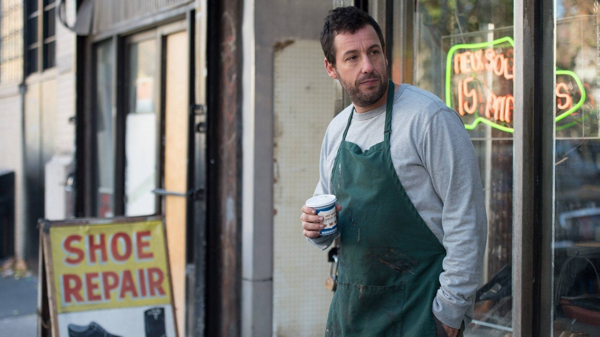 Adam Sandler 桌布 壁紙 — 一名穿著綠色圍裙的男子在設有霓虹燈牌的修鞋店外拿著一杯咖啡。