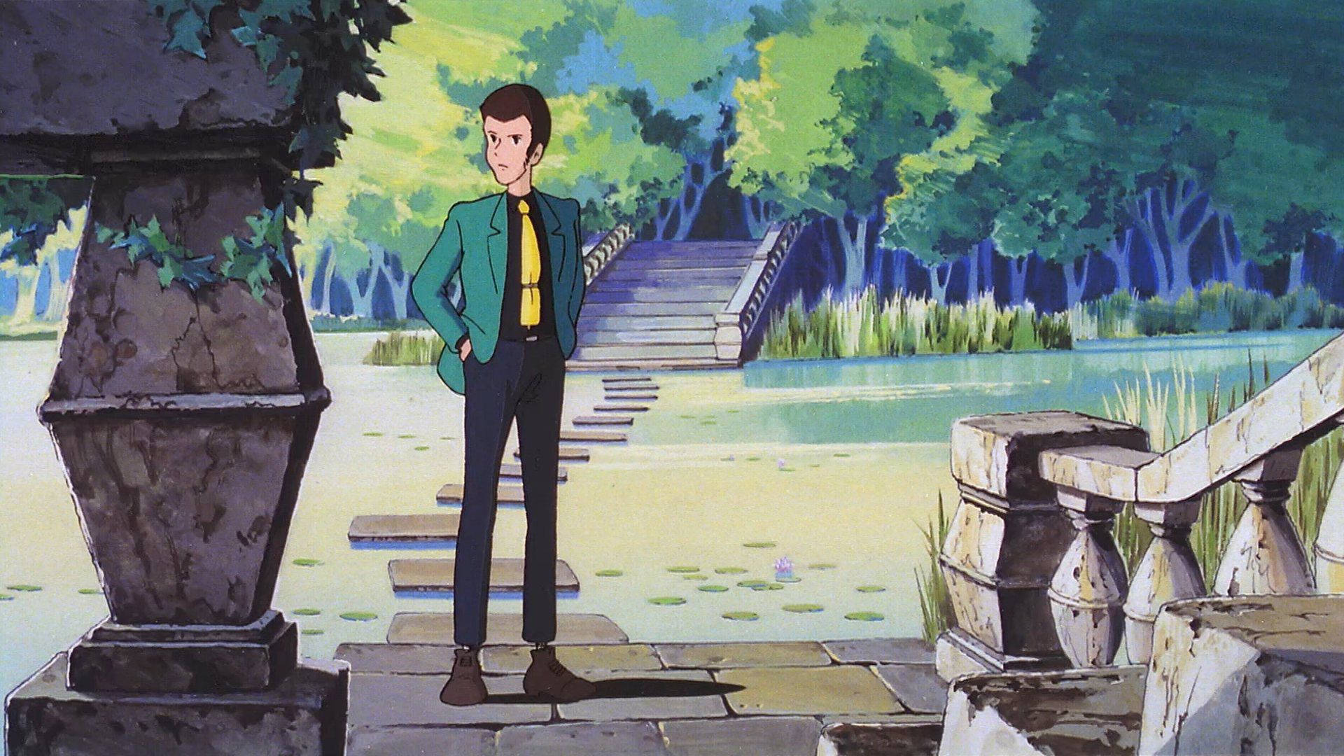Lupin 桌布 壁紙 — 一名穿著綠色外套的男子站在石階上，旁邊是一個有睡蓮的池塘，背景是一座森林覆蓋的橋樑。