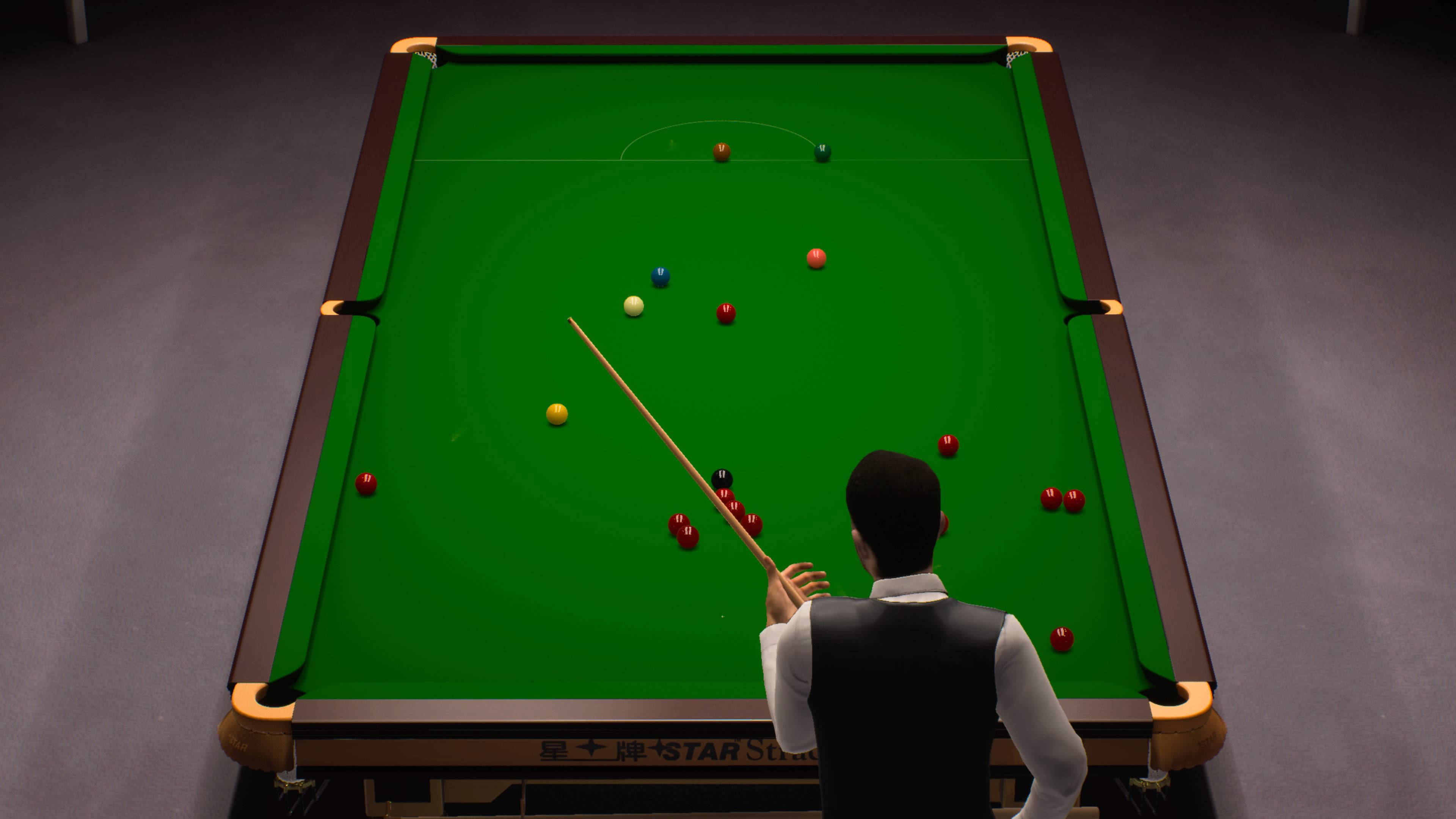 Snooker 桌布 壁紙 — 一名穿著背心的球員在綠色撞球桌上瞄準，球散落在絨布上。