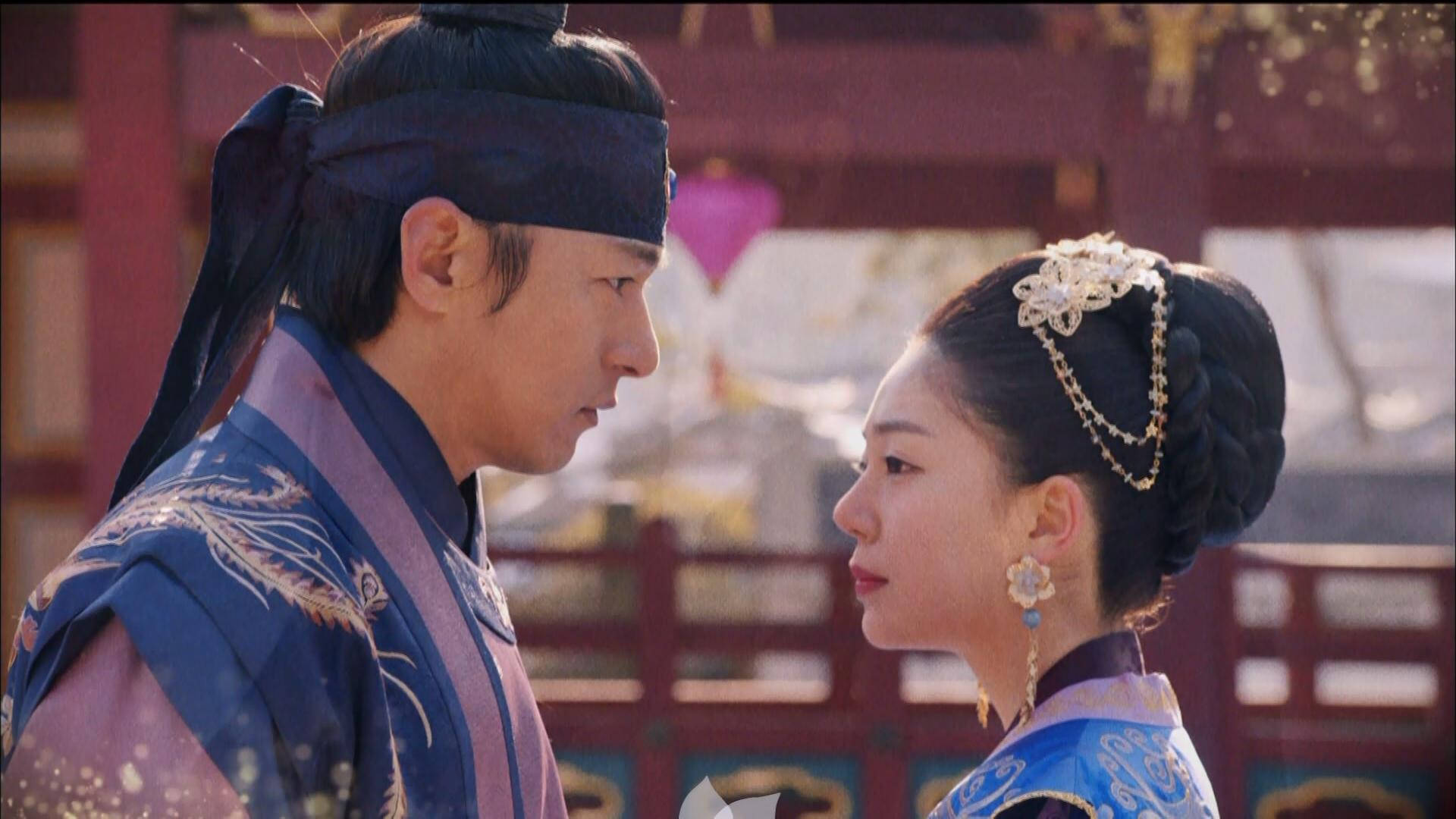 kdrama 桌布 壁紙 — 一名穿著華麗傳統韓國韓服的男女，在模糊的宮殿背景下專注地凝視著對方。