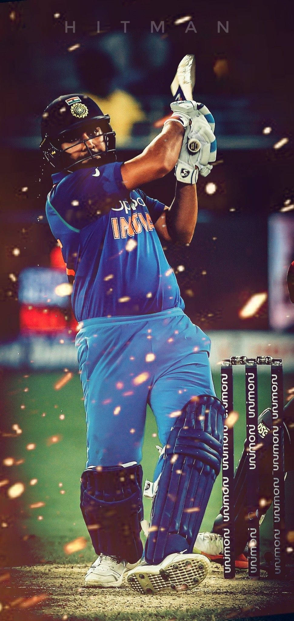Mumbai Indians 桌布 壁紙 — 一名穿著藍色印度隊服的板球運動員在球場上揮動球棒，火花四濺。