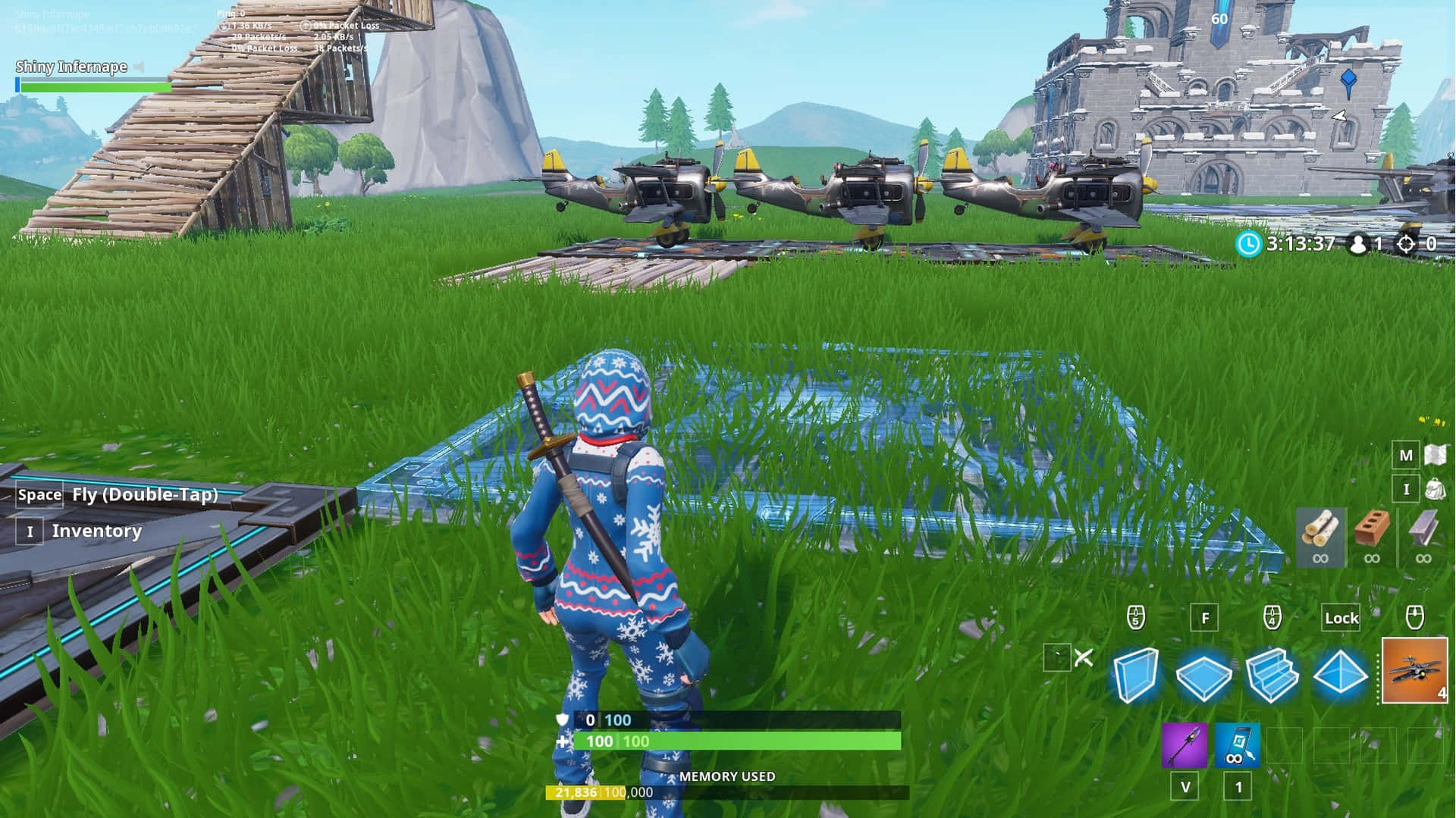 Creative Mode 桌布 壁紙 — 一名穿著藍色雪花服裝的Fortnite玩家站在充滿活力的綠色草地上，附近有一個藍色半透明平台，停著三架直升機。