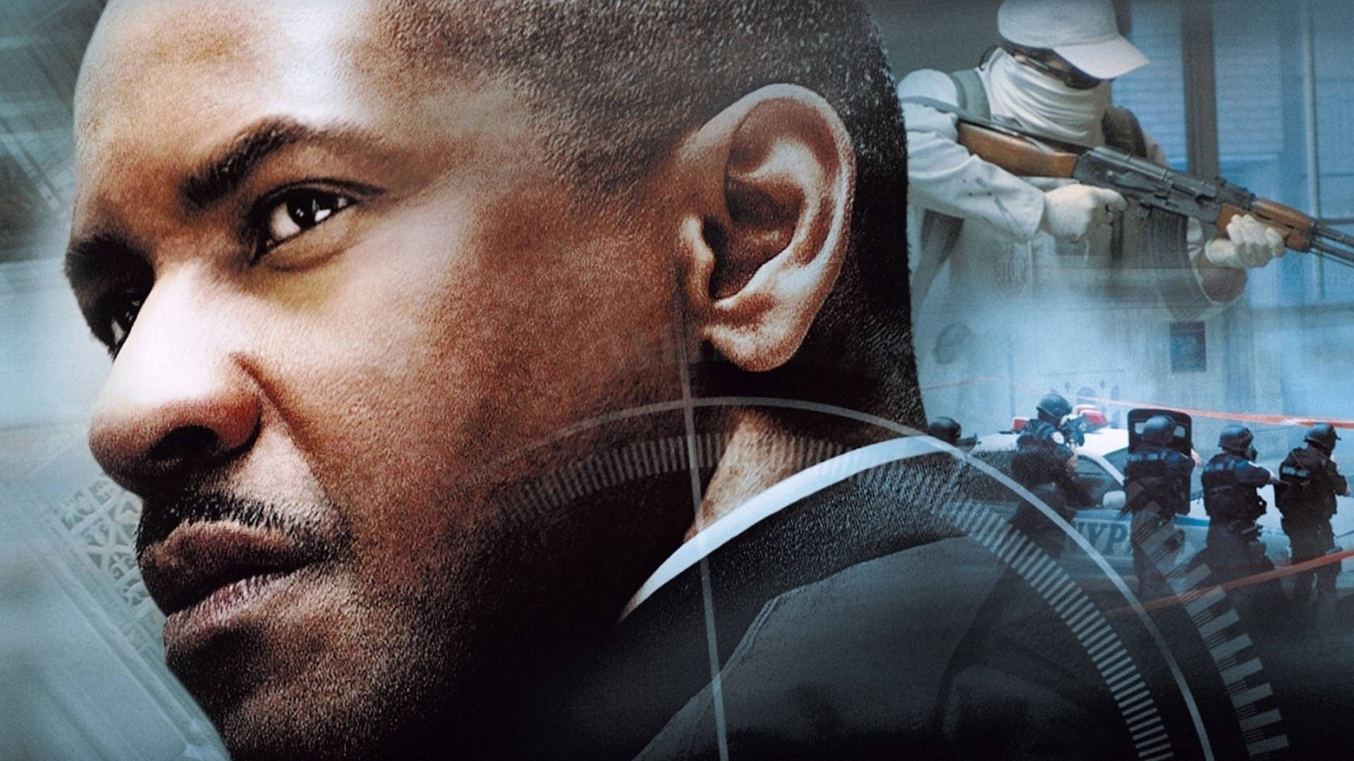 Denzel Washington 桌布 壁紙 — 一名穿著西裝的嚴肅男子特寫，背景有武裝戰術部隊和一名蒙面槍手。