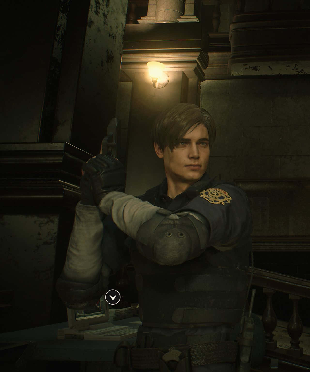 Resident Evil 2 桌布 壁紙 — 一名穿著警察制服的年輕男子在光線昏暗、破舊的建築物中持槍，牆上壁燈發出溫暖的光芒。