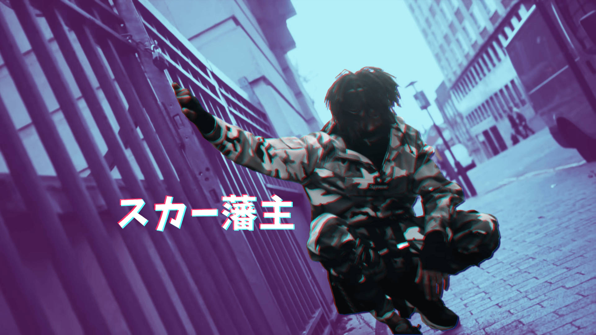 scarlxrd 桌布 壁紙 — 一名穿著迷彩裝備的人蹲在城市的街道上，背景有紫色和藍色的故障效果，並覆蓋日文字幕。