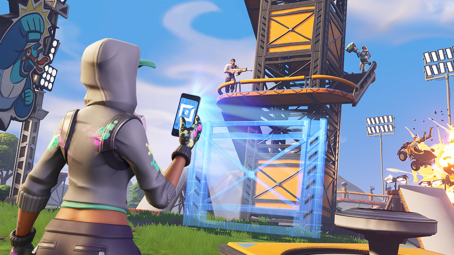Fortnite 桌布 壁紙 — 一名穿著連帽衫的《要塞英雄》玩家使用發光手機與藍色能量屏障互動，而其他玩家則在明亮的藍天下於塔頂戰鬥。