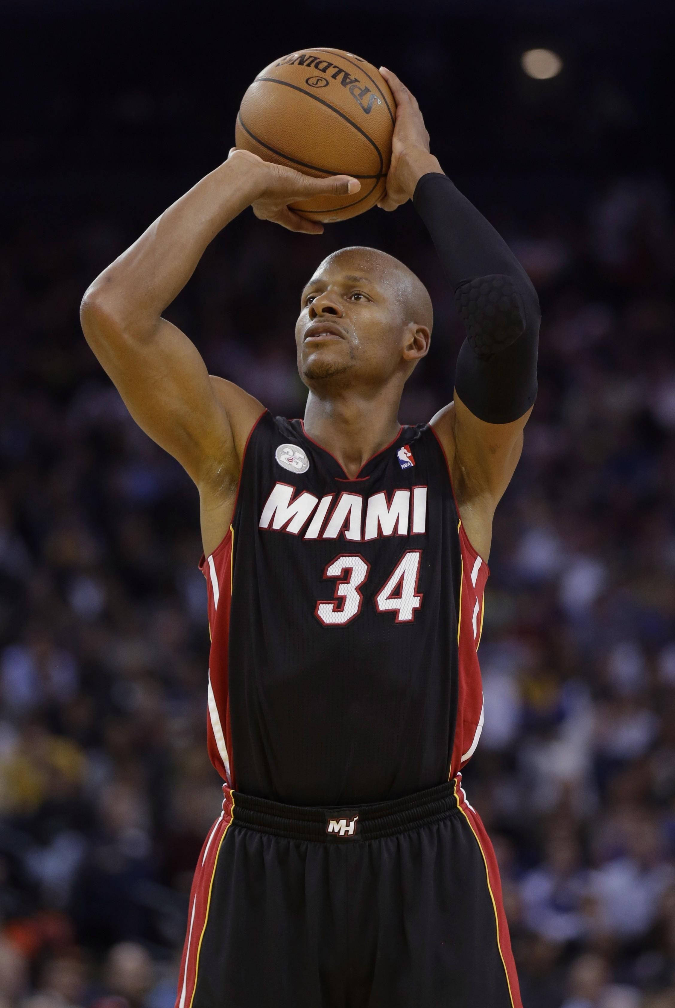 Ray Allen 桌布 壁紙 — 一名穿著邁阿密熱火隊球衣的籃球運動員在場館燈光下準備投籃，身後是模糊的人群。
