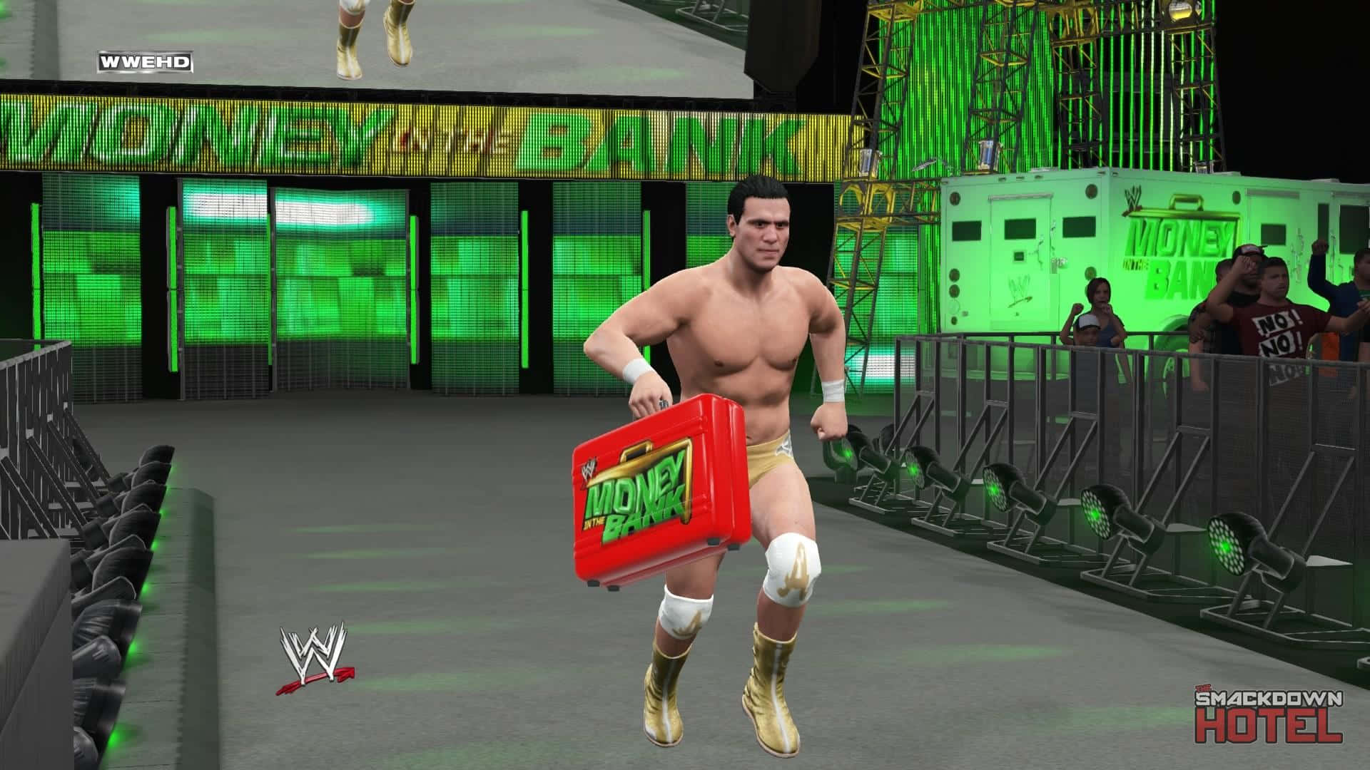 WWE 桌布 壁紙 — 一名穿著金色靴子的摔角手在綠色場館燈光下，拿著紅色Money in the Bank公事包衝過摔角擂台。