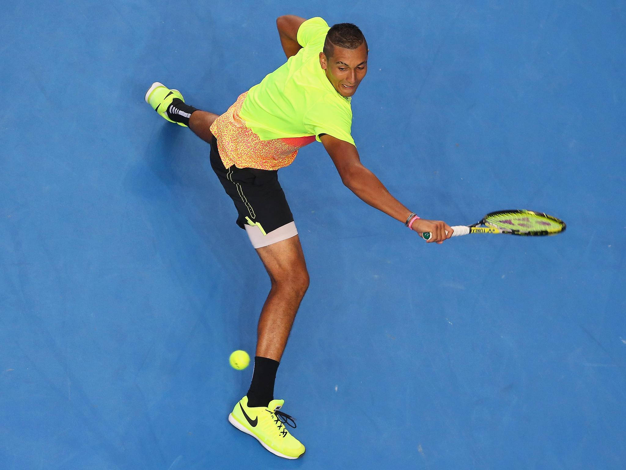 Kyrgios 桌布 壁紙 — 一名穿著霓虹裝備的網球運動員在充滿活力的藍色球場上動態地弓步擊球。