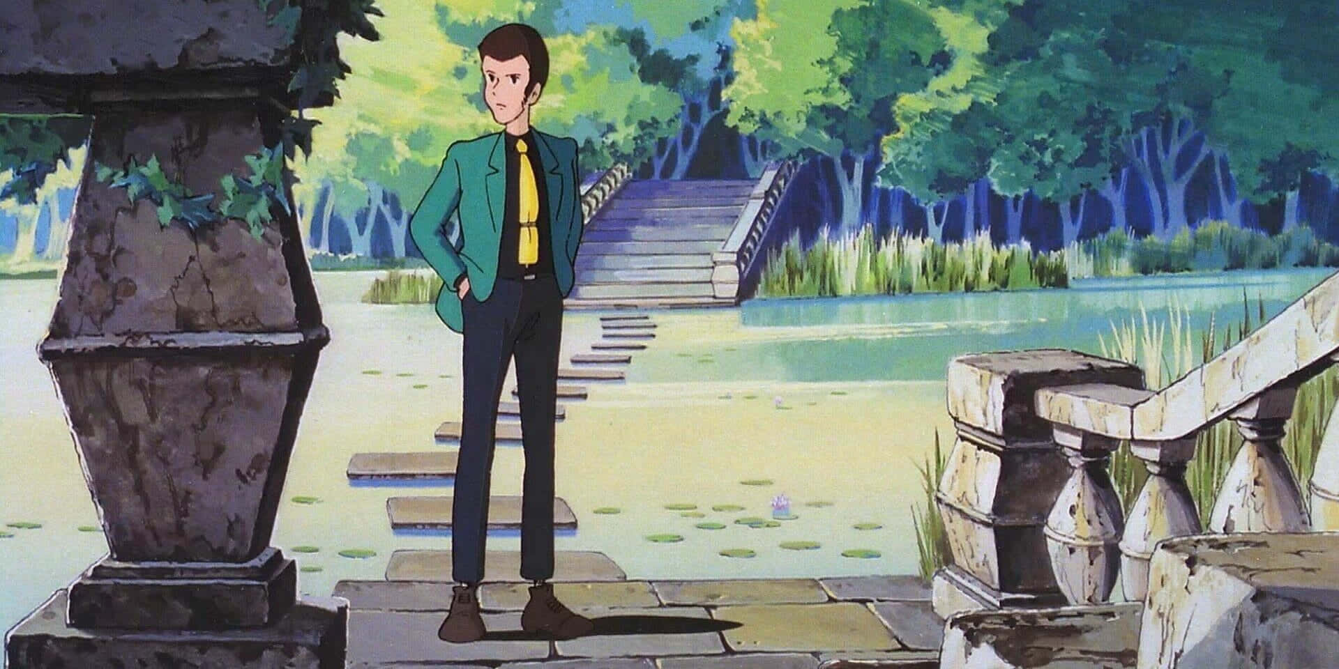 Lupin Iii The Castle Of Cagliostro 桌布 壁紙 — 一名穿著青綠色外套的男子站在石階上，旁邊是一個有睡蓮的池塘，背景是森林。