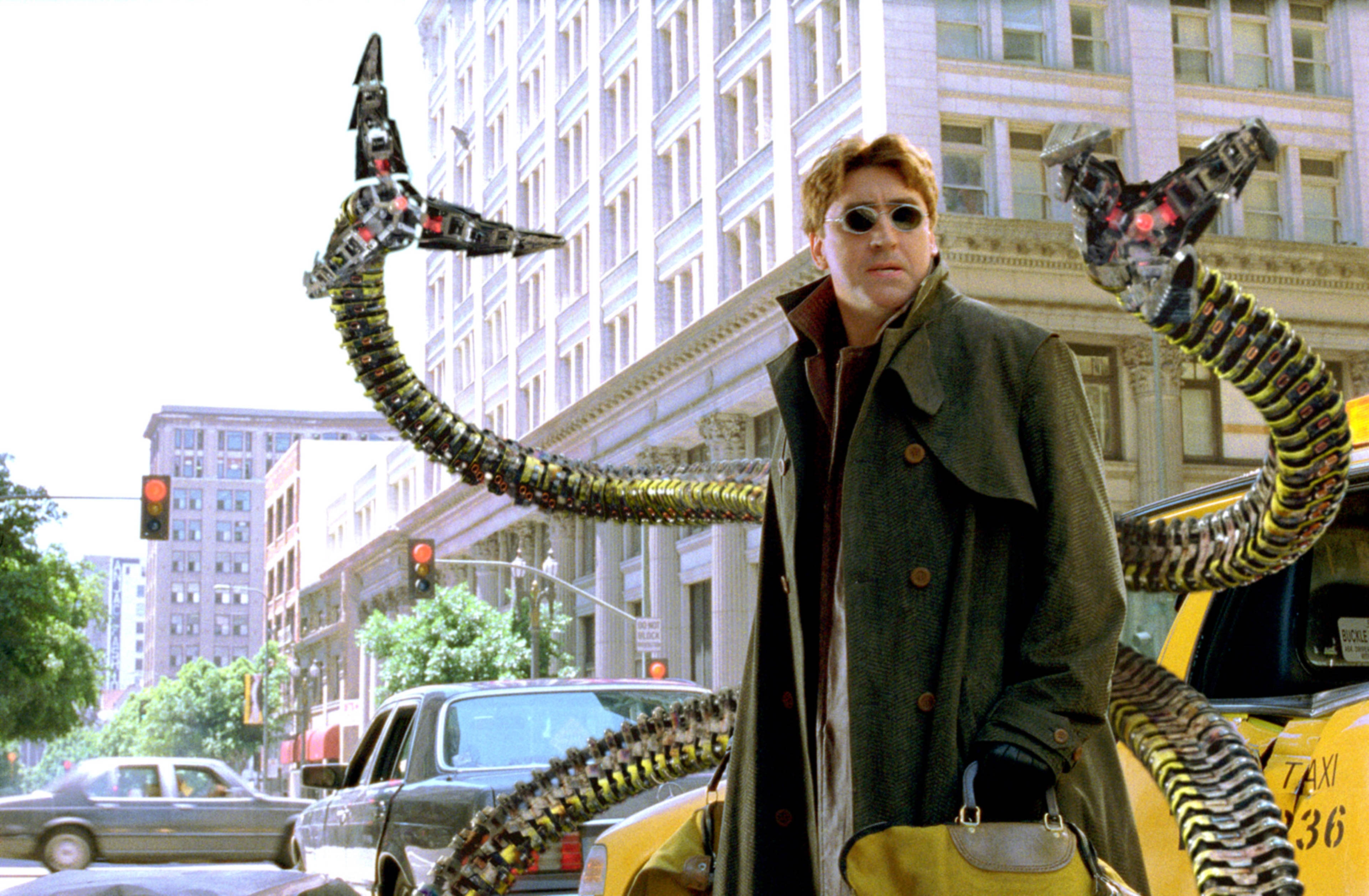 Doctor Octopus 桌布 壁紙 — 一名穿著風衣和太陽眼鏡的男子站在城市街道上，兩側是電影《蜘蛛人》中的機械觸手。