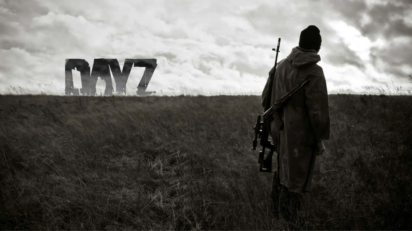黑白 桌布 壁紙 — 一名穿著風衣的士兵站在田野中，手持步槍，而「DAYZ」這個詞在陰雲密佈的天空中隱現。
