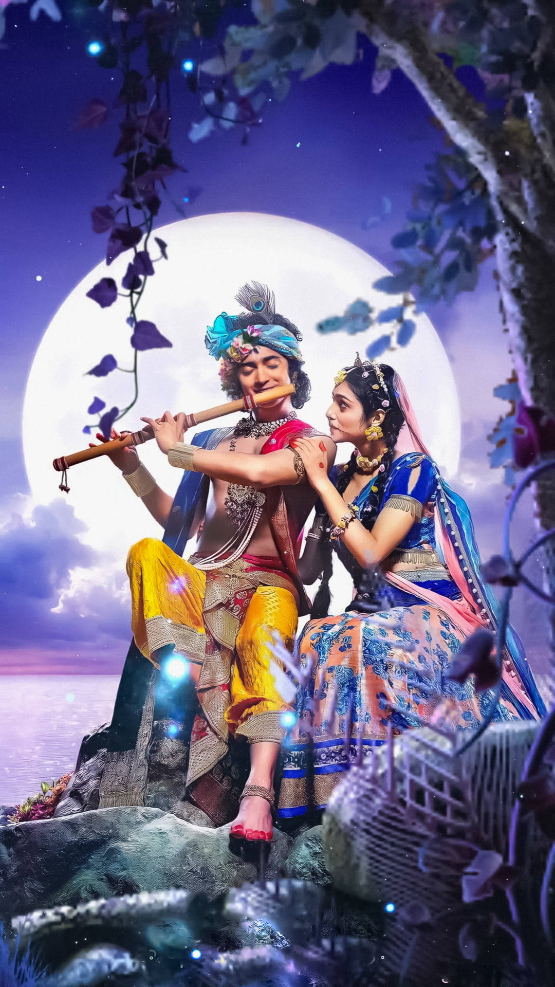 krishna iPhone 桌布 壁紙 — 一名穿著鮮黃色褲子的男子在巨大的月光天空下，為一位穿著藍色紗麗的女子吹奏長笛，周圍有發光的葉子。