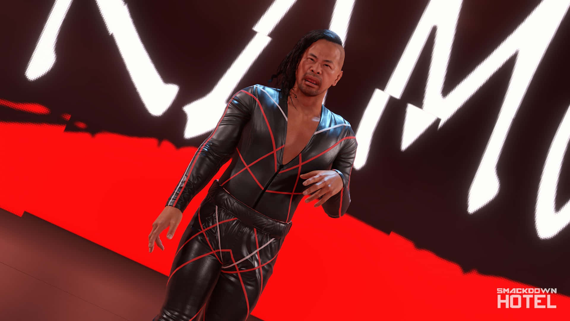 WWE 桌布 壁紙 — 一名穿著黑紅色服裝的摔角手在帶有'SMACKDOWN HOTEL'品牌標誌的醒目紅白背景前戲劇性地擺姿勢。