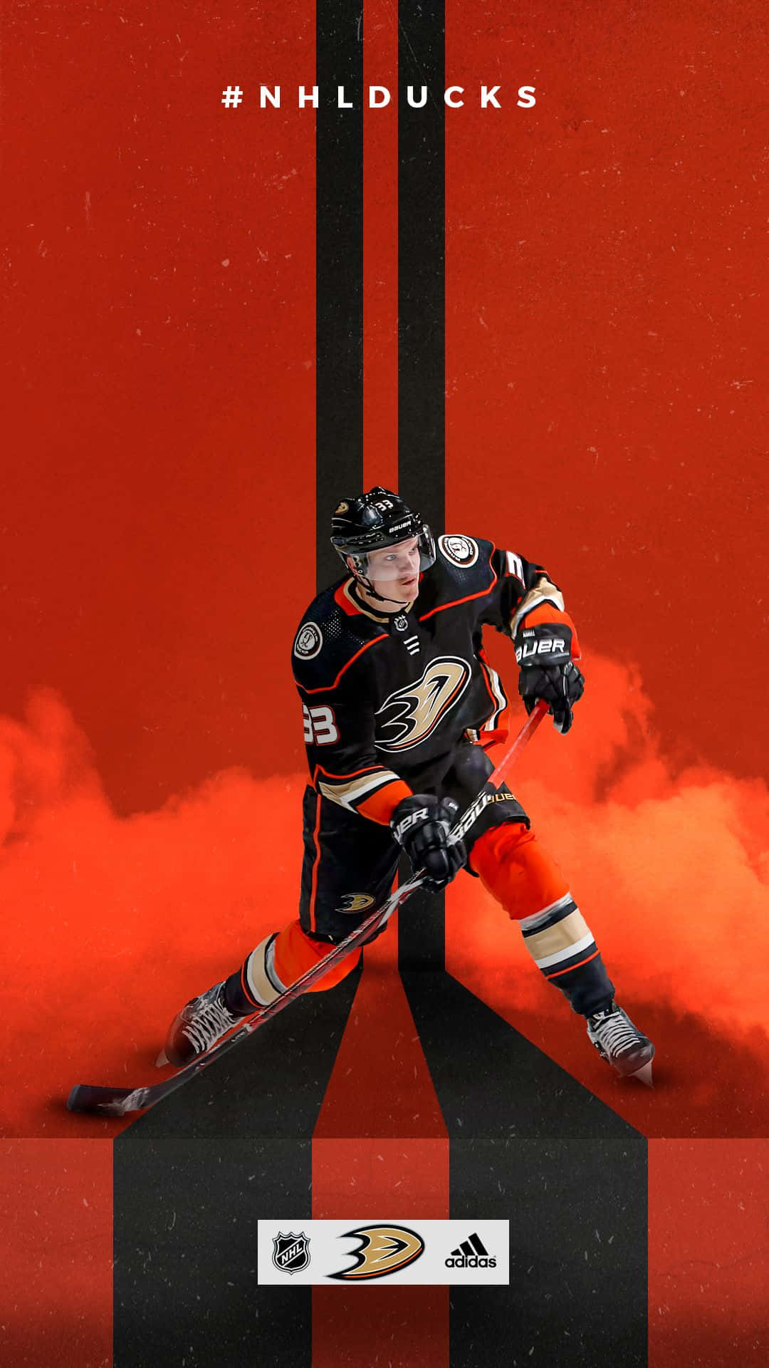 Anaheim Ducks 桌布 壁紙 — 一名穿著黑色和橙色裝備的曲棍球運動員在帶有煙霧效果的醒目紅黑條紋背景前動態蹲下。