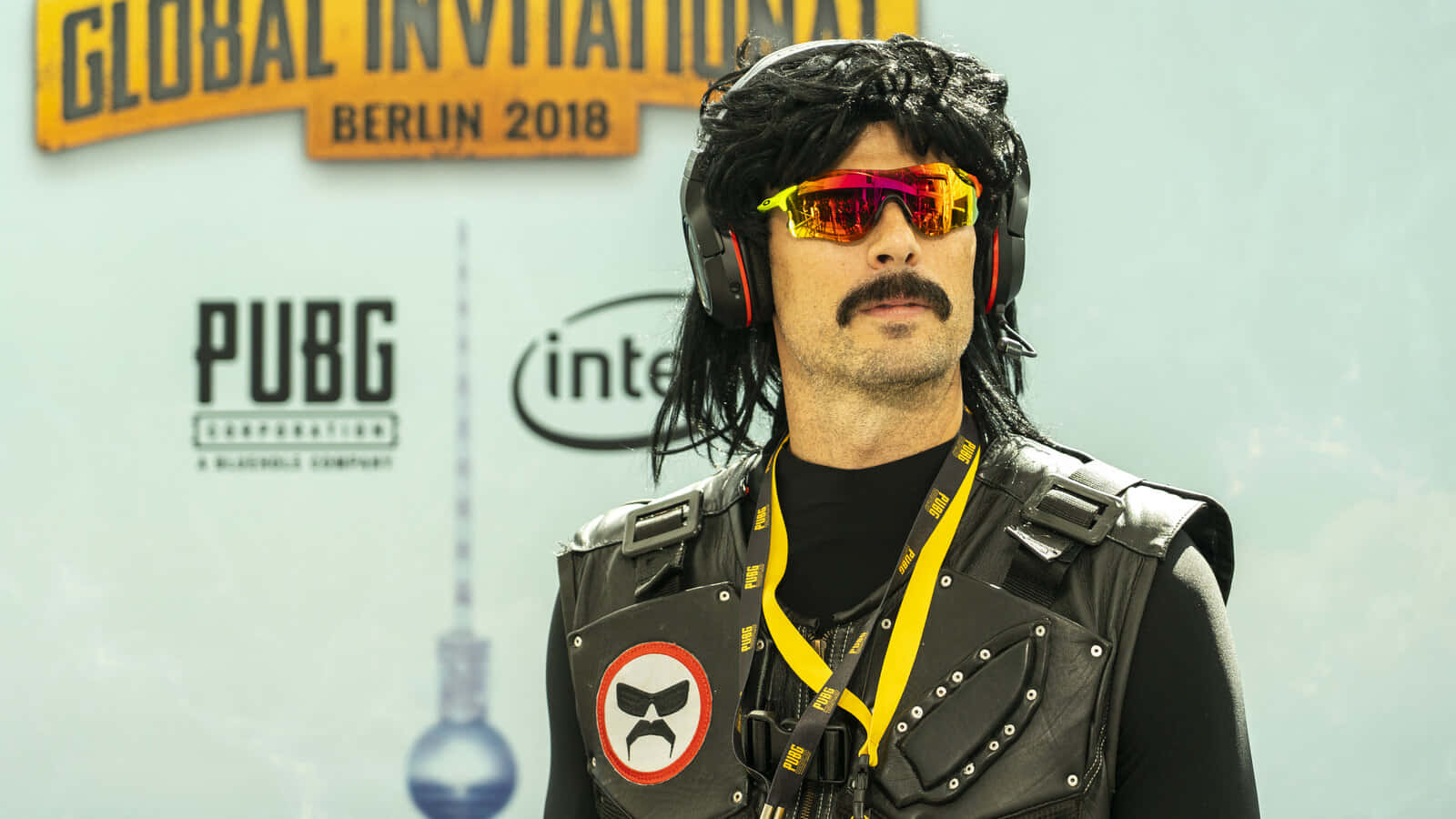 絕地求生 桌布 壁紙 — 一名穿著黑色皮背心和假髮的男子在PUBG Global Invitational Berlin 2018活動中擺姿勢。
