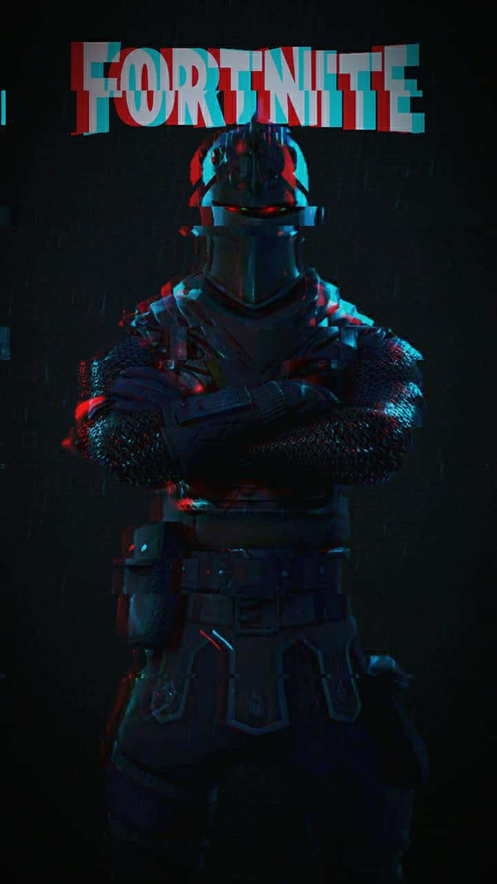 電玩遊戲 桌布 壁紙 — 一名穿著黑色盔甲的Fortnite士兵在雨中交叉雙臂站立，周圍有發光的紅色和藍色霓虹燈。