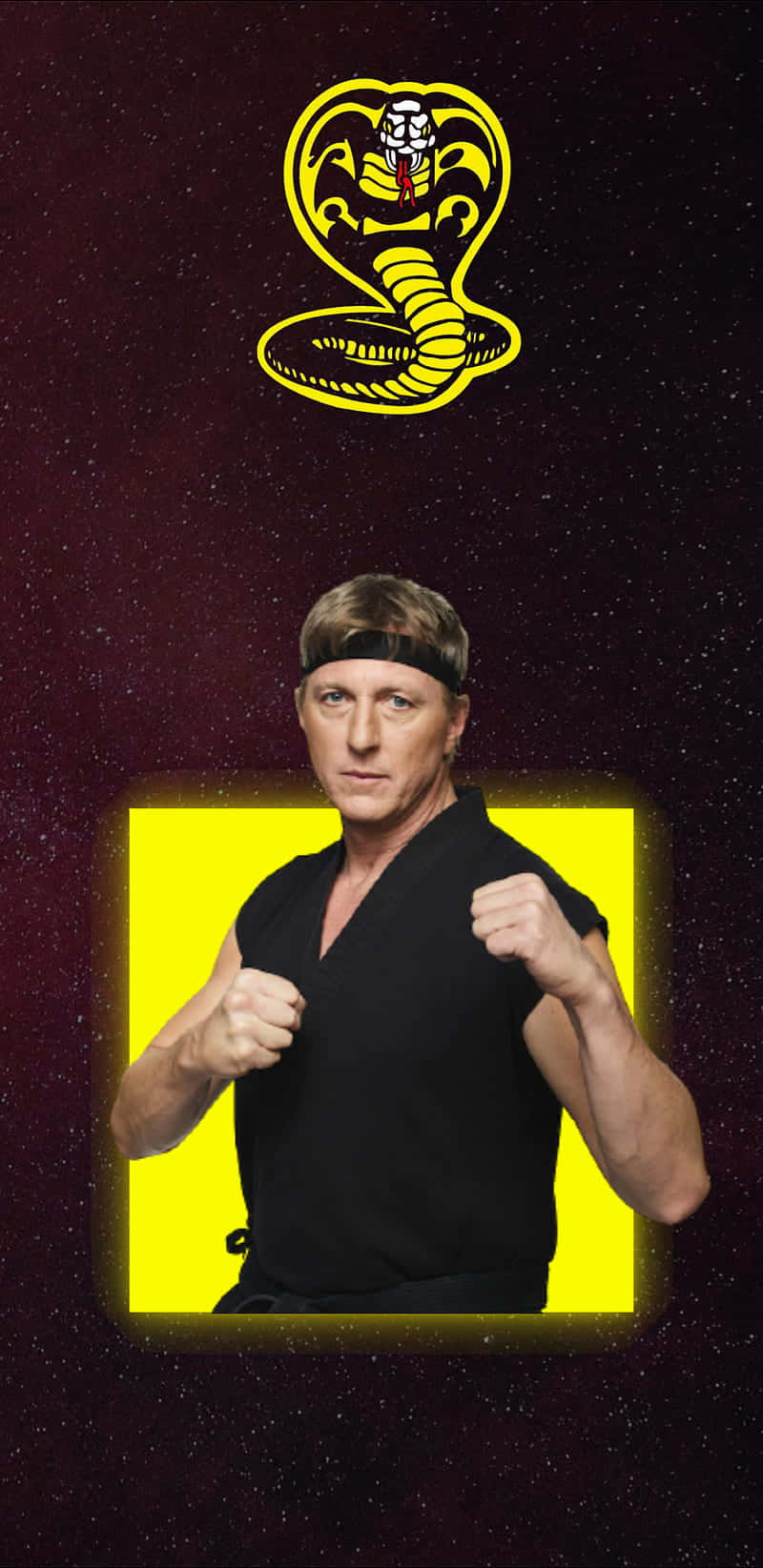 Cobra Kai iPhone Xr 桌布 壁紙 — 一名穿著黑色空手道服的男子在發光的黃色正方形內擺出戰鬥姿勢，背景是星光點點的黑暗背景，上方有一個黃色眼鏡蛇標誌。