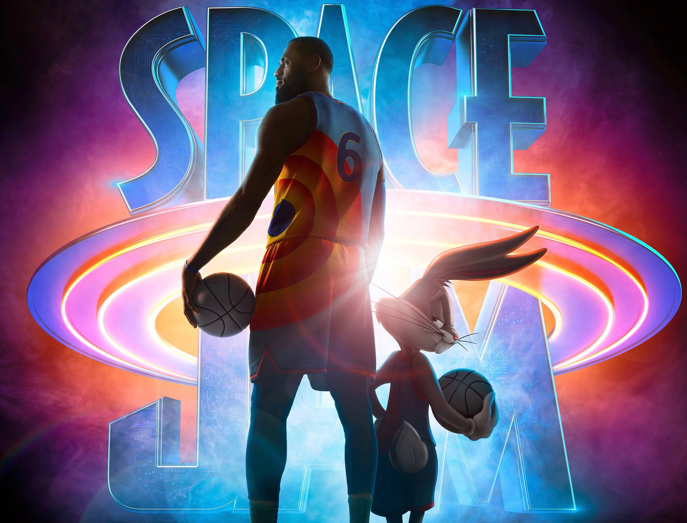 Space Jam 2 桌布 壁紙 — 一名籃球運動員和賓尼兔並肩站立，在發光的「SPACE JAM」字母下拿著球，背景是宇宙星空。