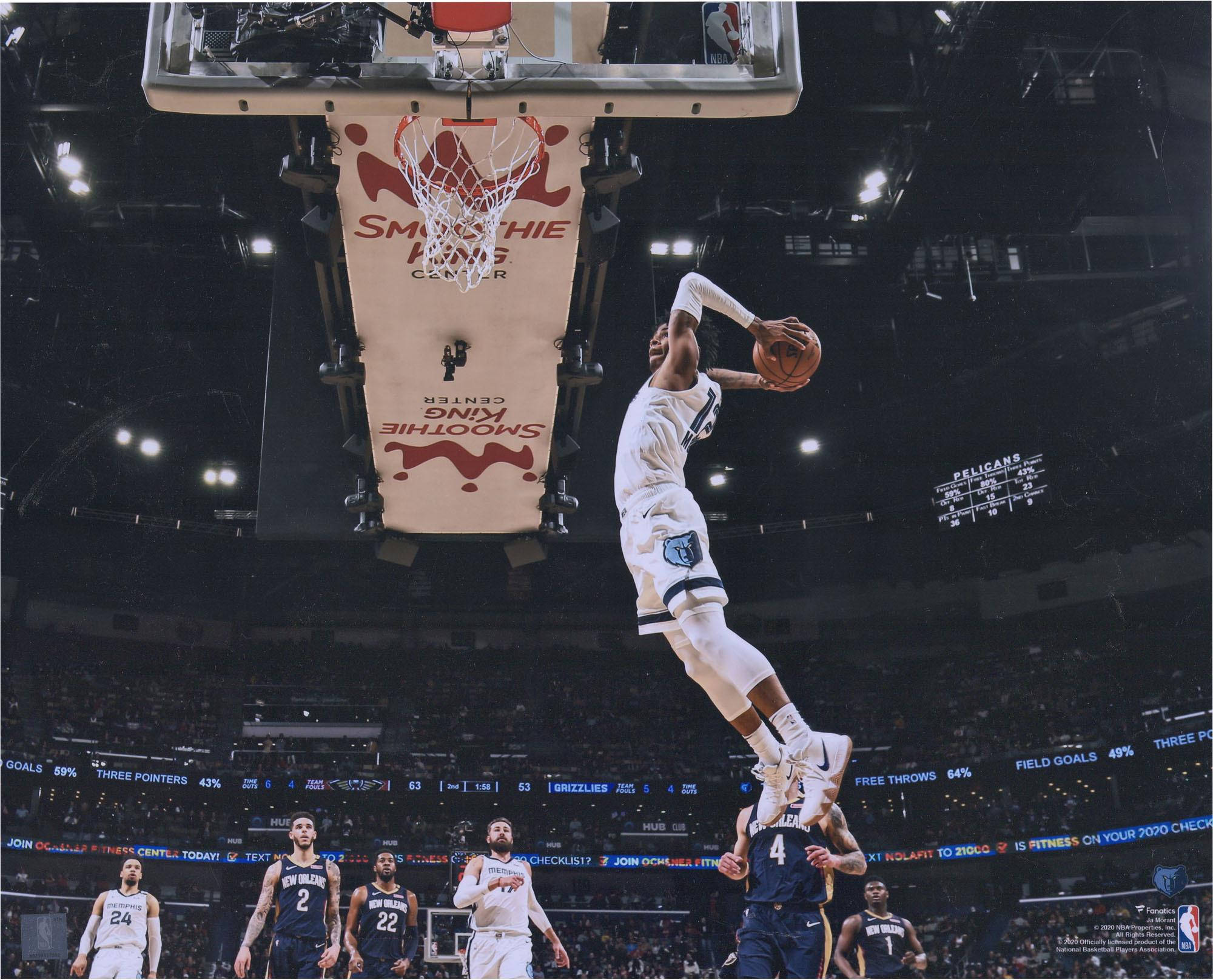 Ja Morant 灌籃 桌布 壁紙 — 一名籃球運動員在Smoothie King Center的籃框下飛身灌籃，下方有防守球員。