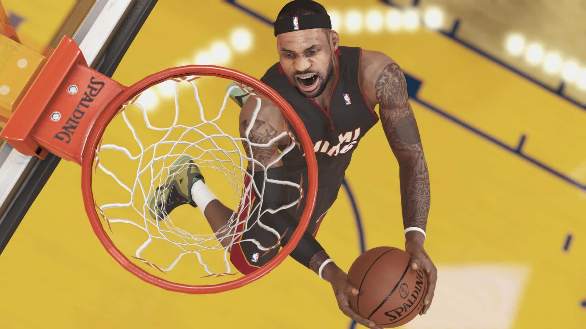 NBA 2k 桌布 壁紙 — 一名籃球運動員在半空中以強烈的專注力和力量將球灌入籃框。
