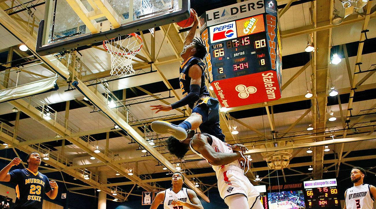 籃球運動員在擁擠的場館中越過防守球員灌籃。 — Ja Morant 動圖 壁紙