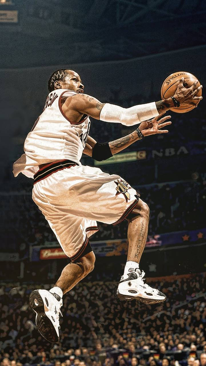 NBA 桌布 壁紙 — 一名籃球運動員在半空中運球，在明亮的場館燈光下進行激烈的比賽。