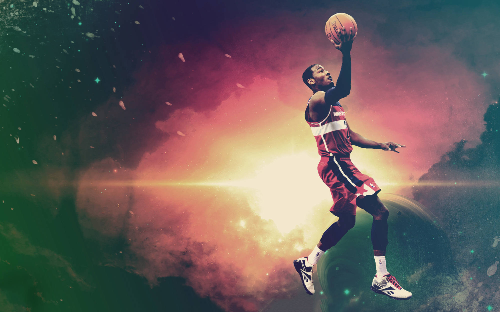 John Wall 桌布 壁紙 — 一名籃球運動員在宇宙星雲背景中動態跳躍，伴隨著耀眼的光束和漂浮的粒子。