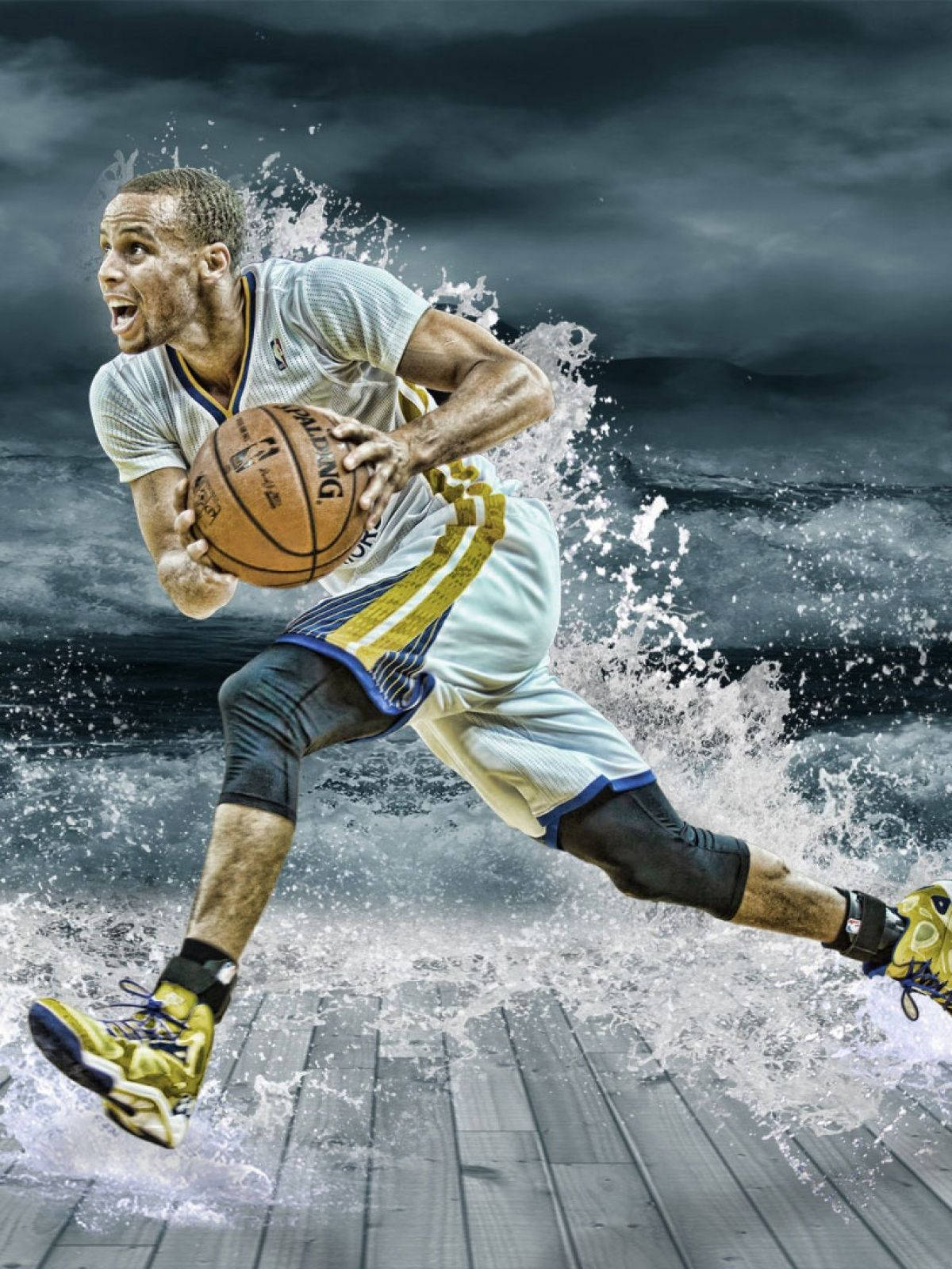 Curry 桌布 壁紙 — 一名籃球運動員在暴風雨天空下的木質球場上，穿過飛濺的水花疾馳。