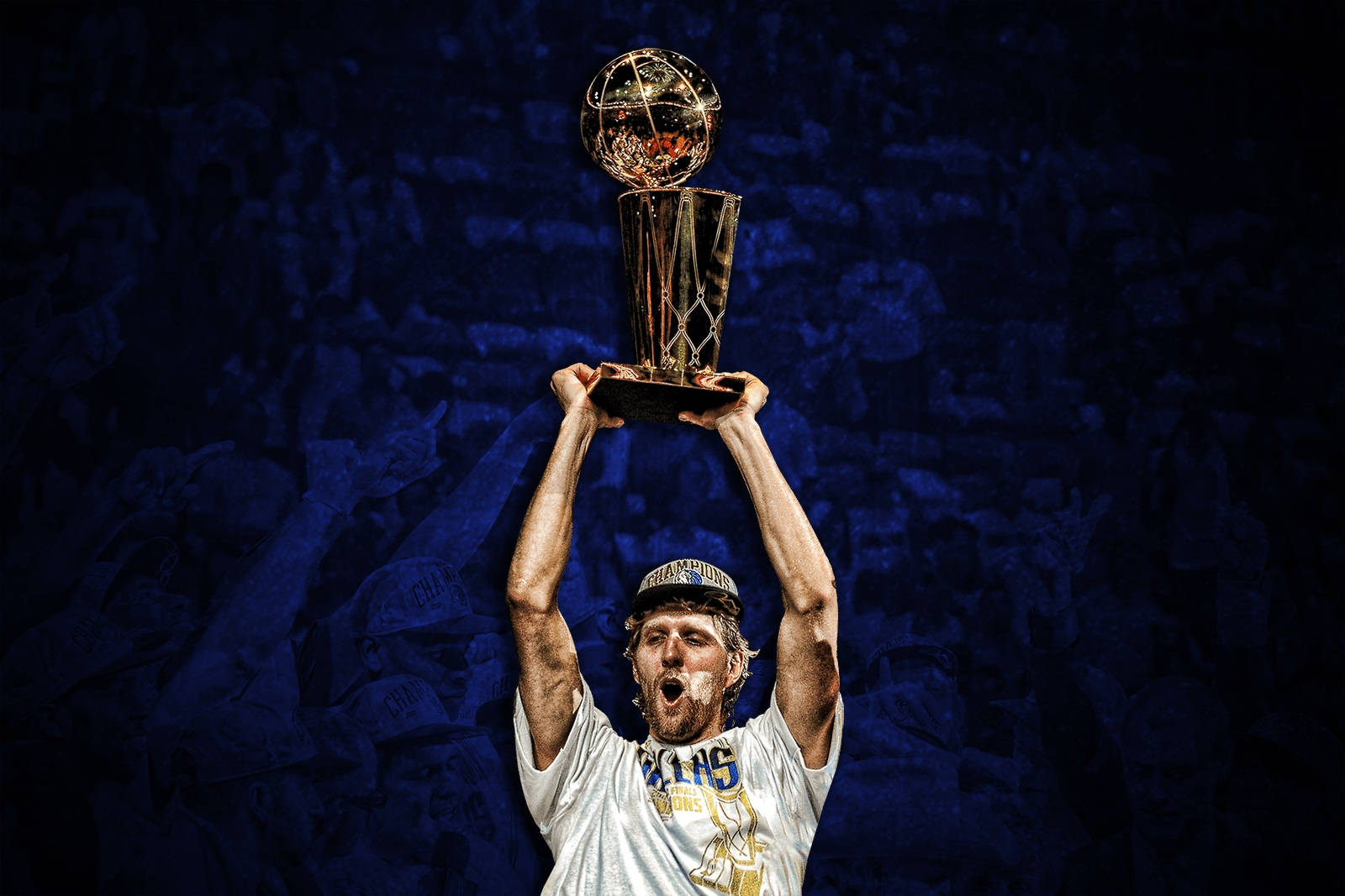 Dirk Nowitzki 桌布 壁紙 — 一名籃球運動員在燈光昏暗的球場上，勝利地將NBA總冠軍獎盃高舉過頭。