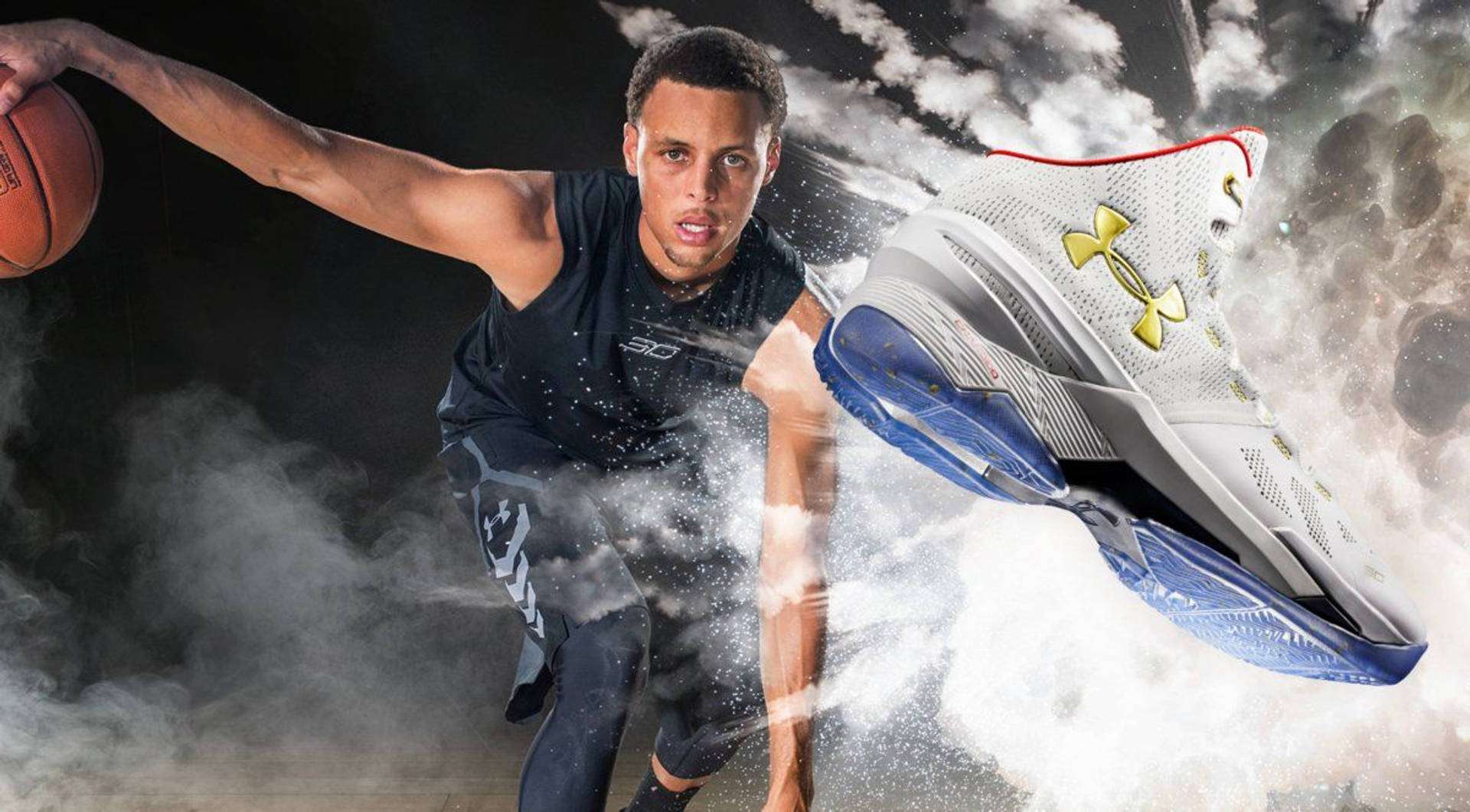 Curry 桌布 壁紙 — 一名籃球運動員在移動中，球和運動鞋在黑暗背景下於動態煙霧中爆炸。