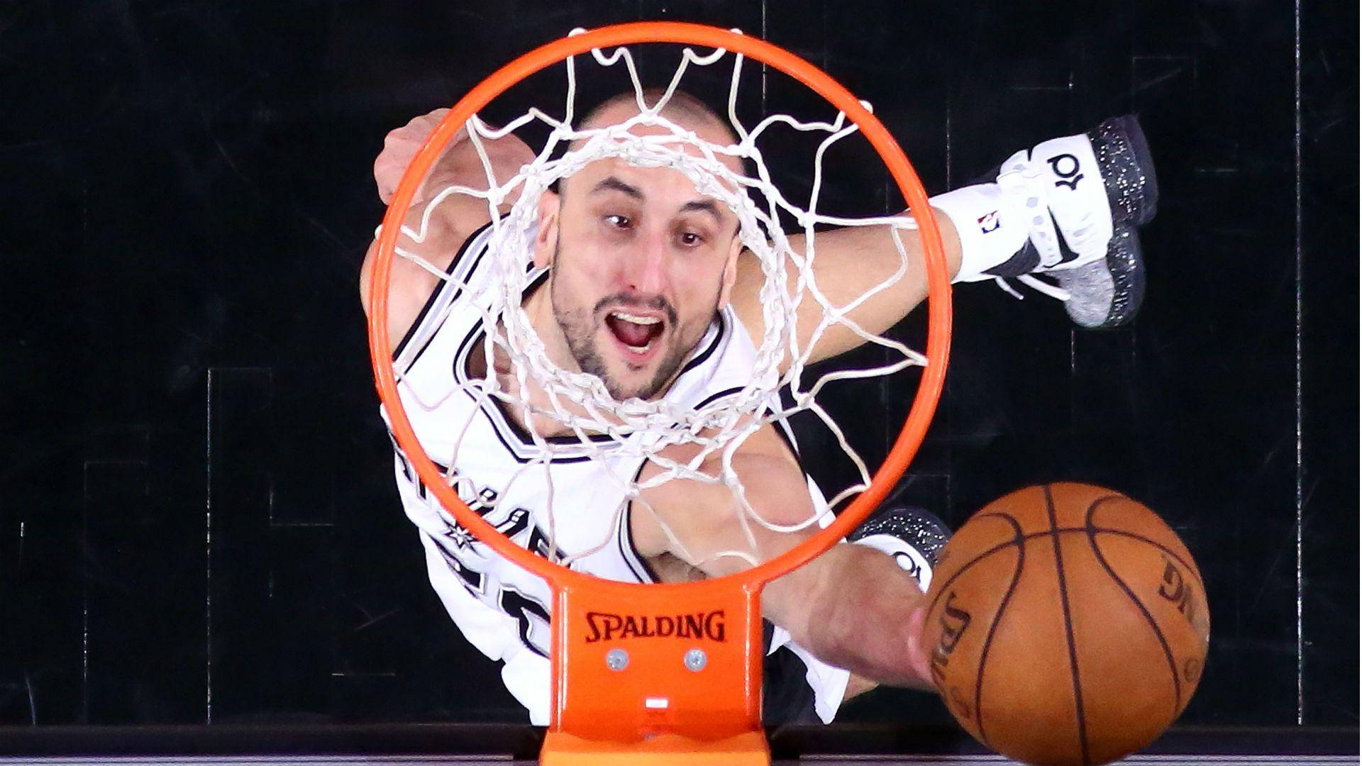 Manu 桌布 壁紙 — 一名籃球運動員帶著強烈的面部表情，透過可見的 Spalding 品牌標誌灌籃。