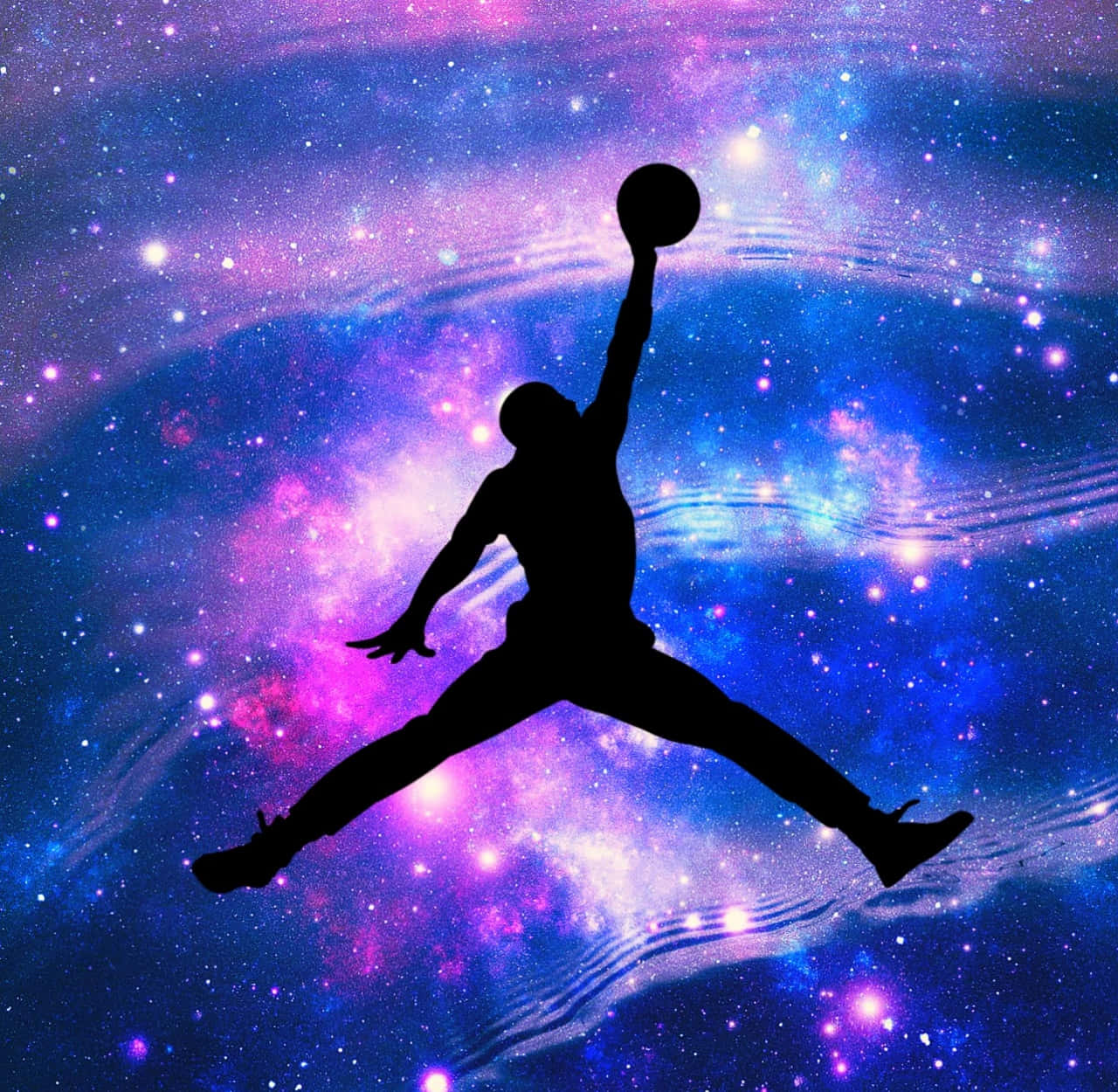 Jordan Galaxy 桌布 壁紙 — 一名籃球運動員的剪影在紫色、藍色和粉紅色星星旋轉的宇宙星雲中動態跳躍。