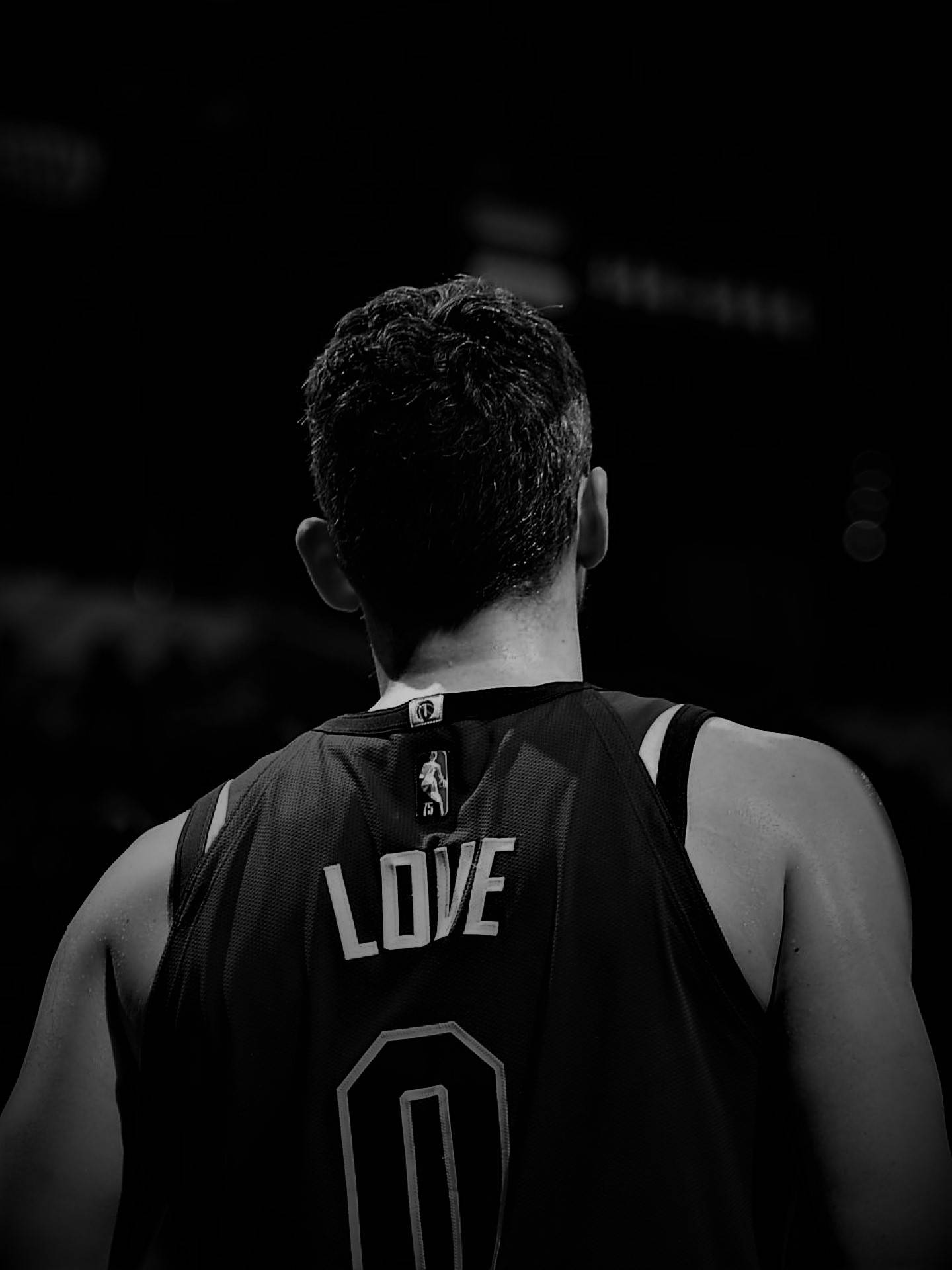 Kevin Love 桌布 壁紙 — 一名籃球運動員背部的黑白特寫，顯示其球衣上的名字LOVE和號碼0。