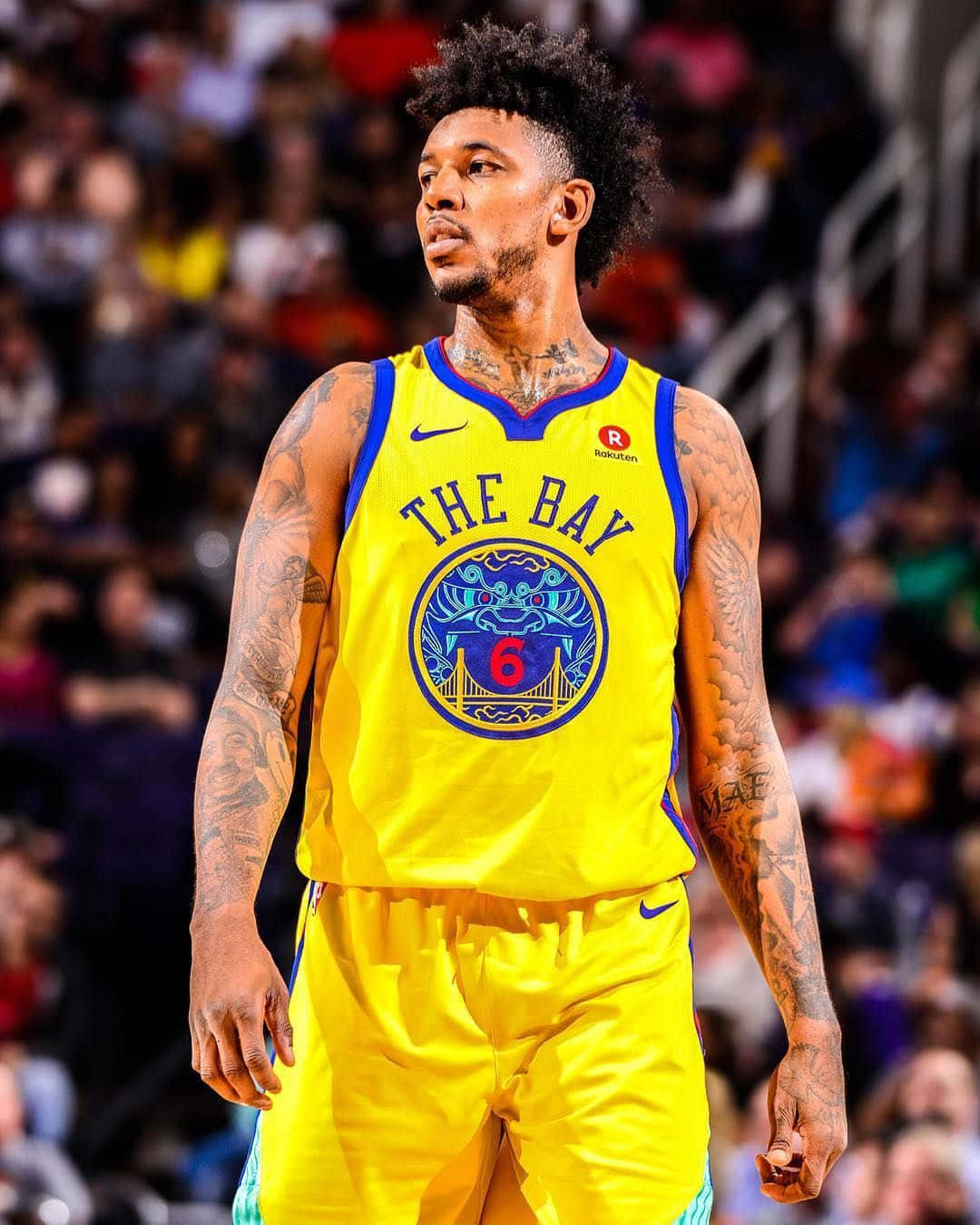superstar 桌布 壁紙 — 一名籃球運動員身穿鮮黃色「The Bay」球衣，手臂上可見刺青，專注地站在球場上。