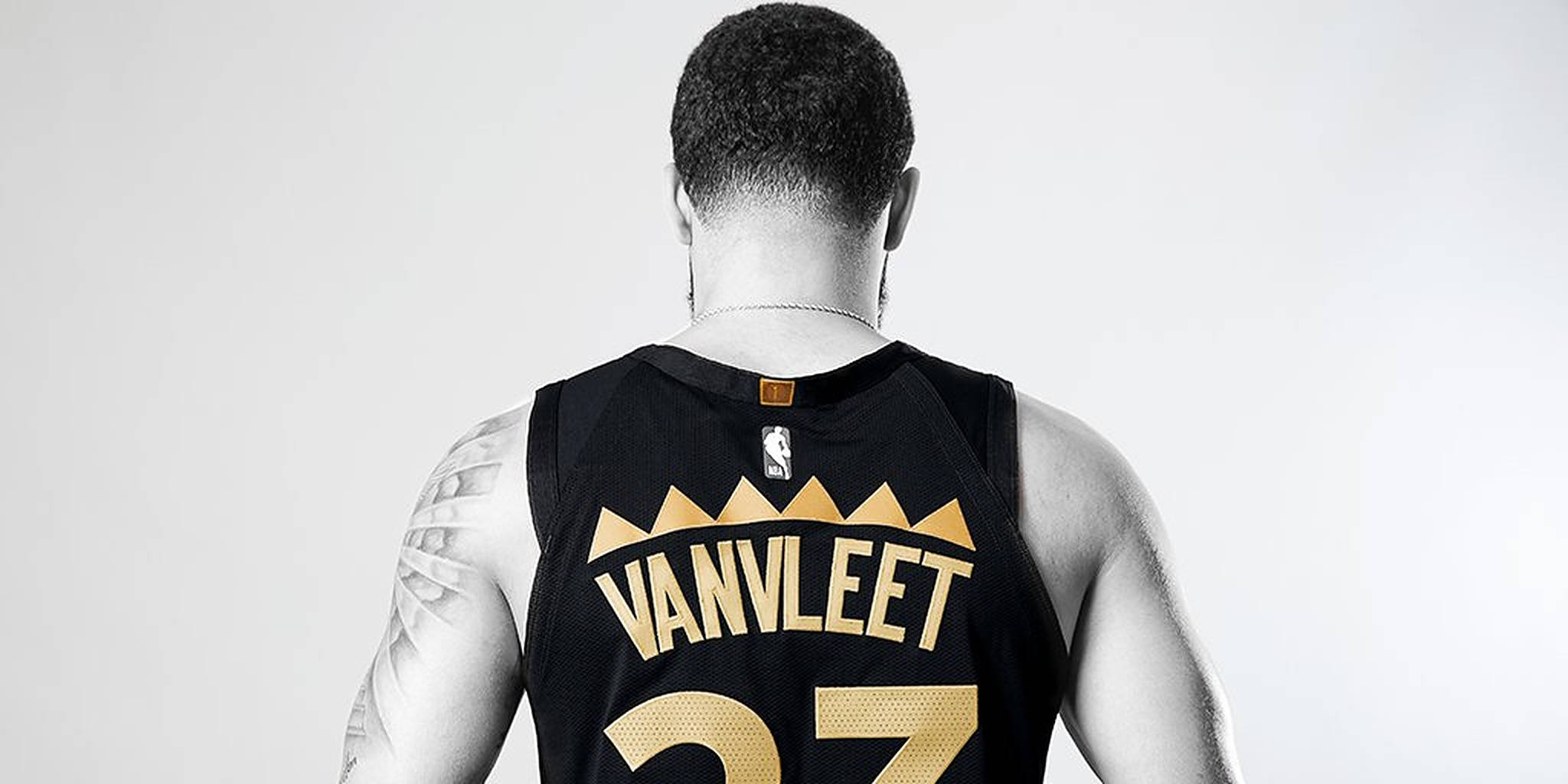 Fred Vanvleet 桌布 壁紙 — 一名籃球運動員身穿黑色和金色球衣，上面印有「VANVLEET」和27號，背景為純白色，從背面觀看。